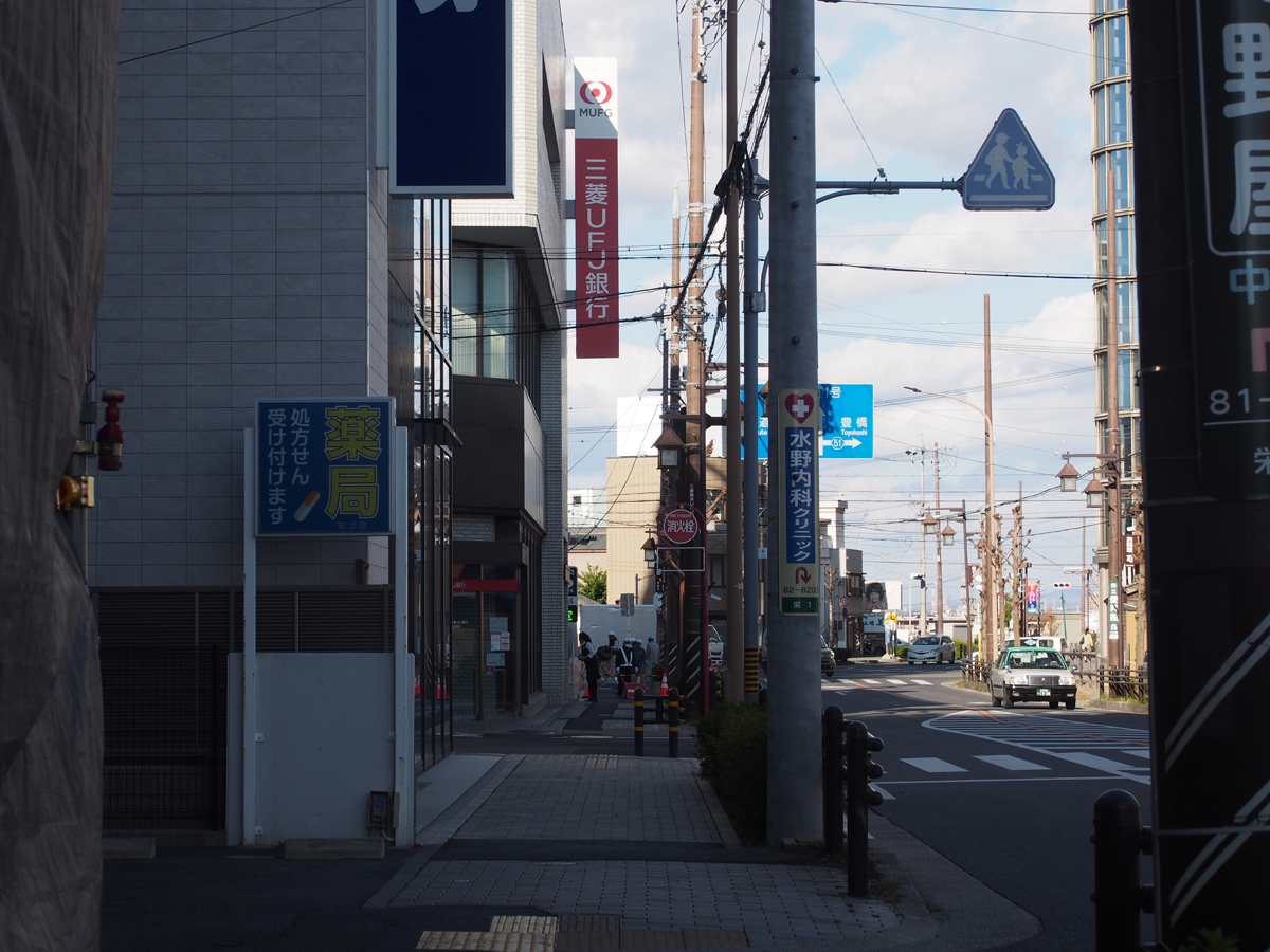 直進で歩いて行くと、三菱UFJ銀行が見えてきますので、銀行手前の横断歩道を右へ渡ります。