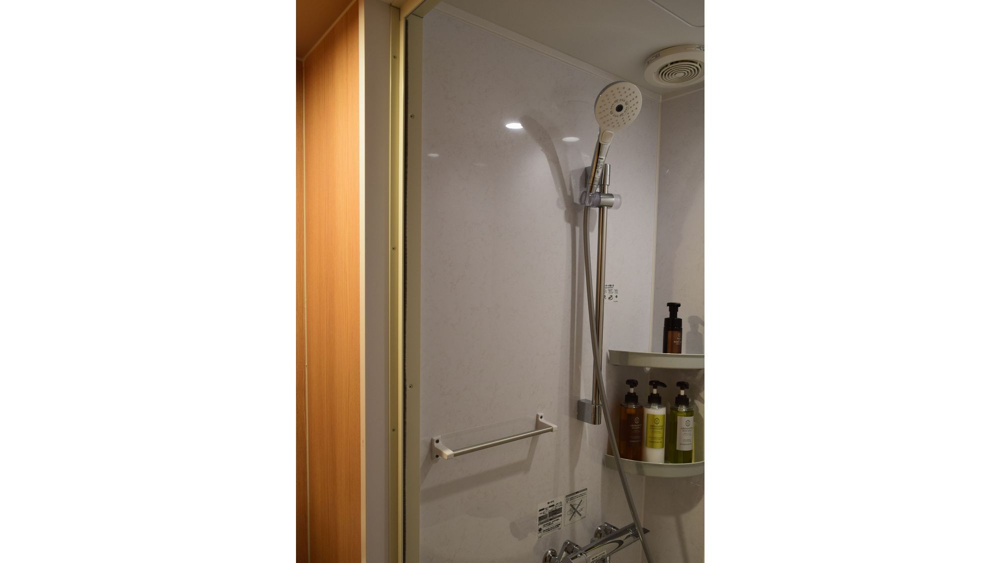 シャワー・トイレ付シングルのシャワーブース