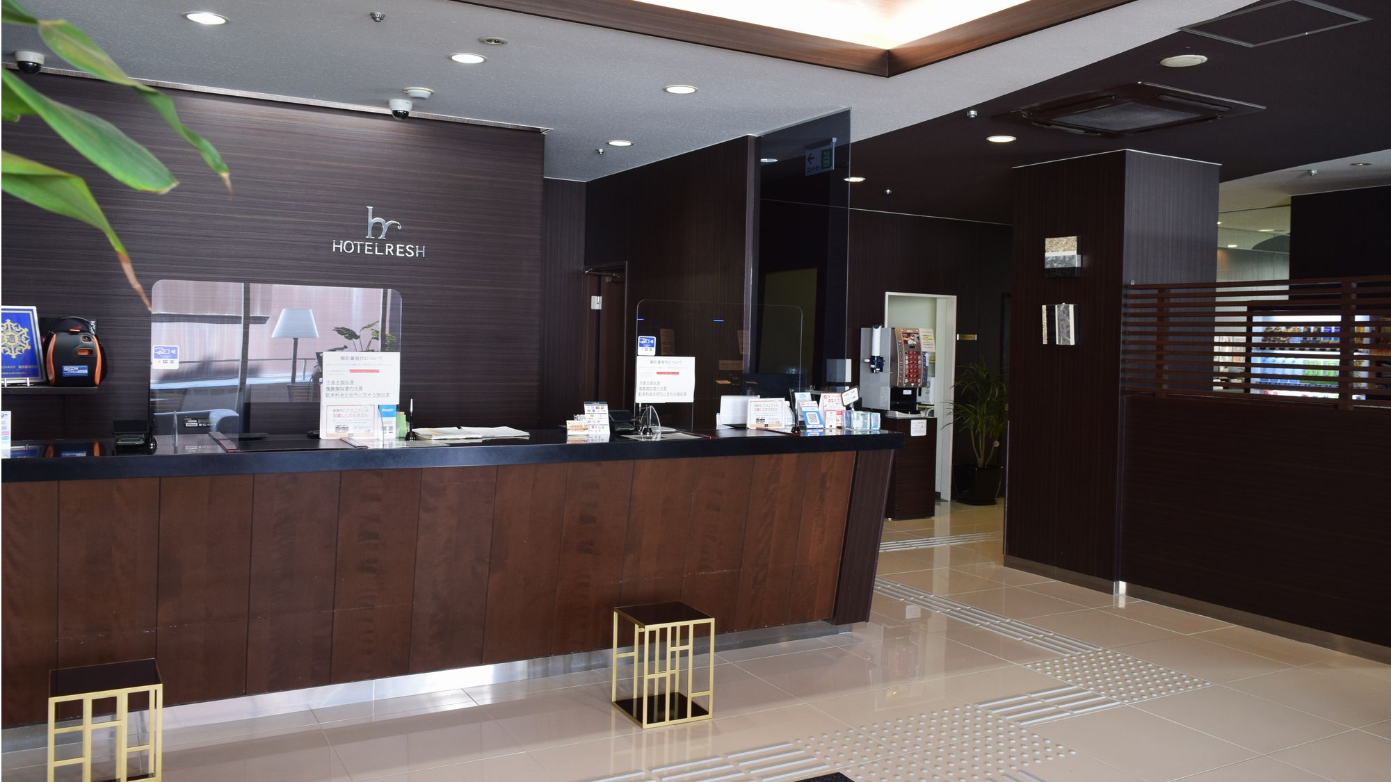 落ち着いた木目調が温かく迎えるフロントロビー