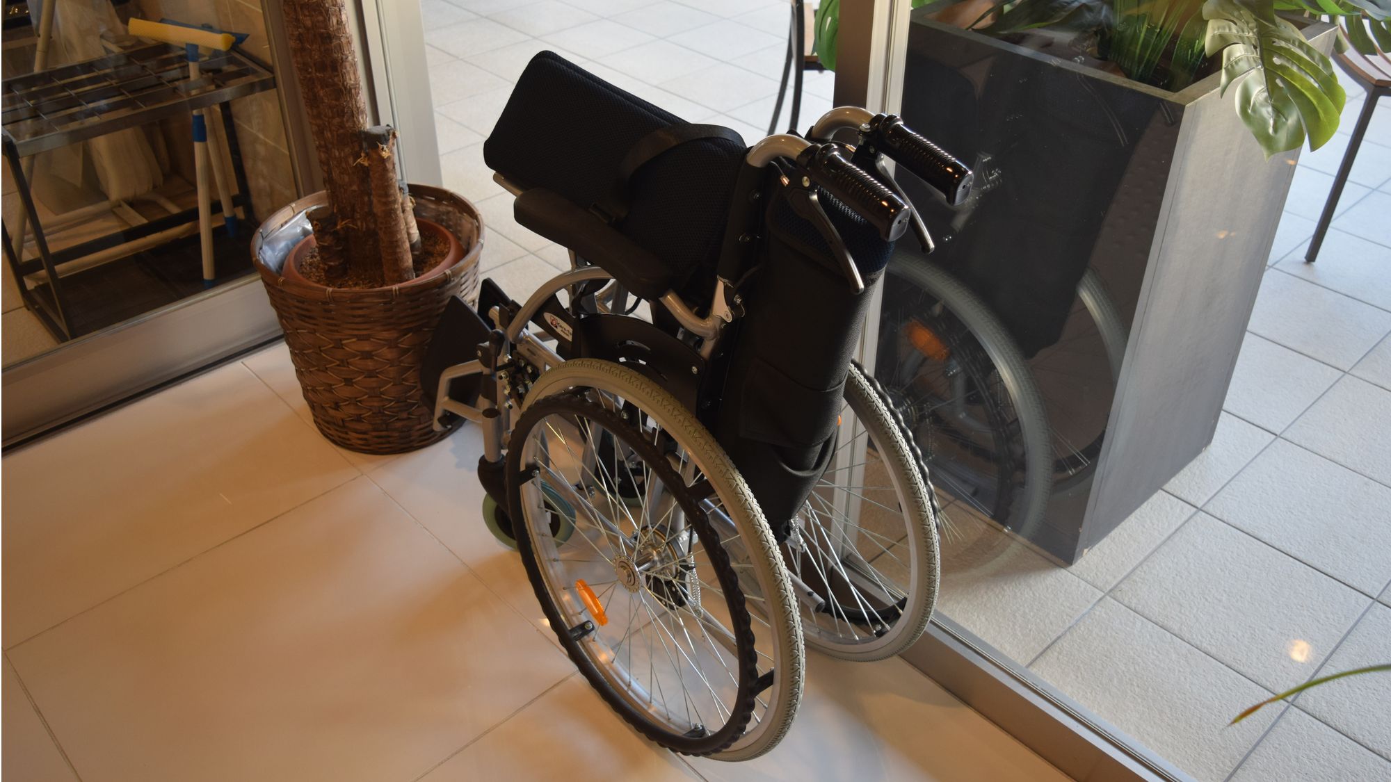 館内貸出用車いすをご用意しております