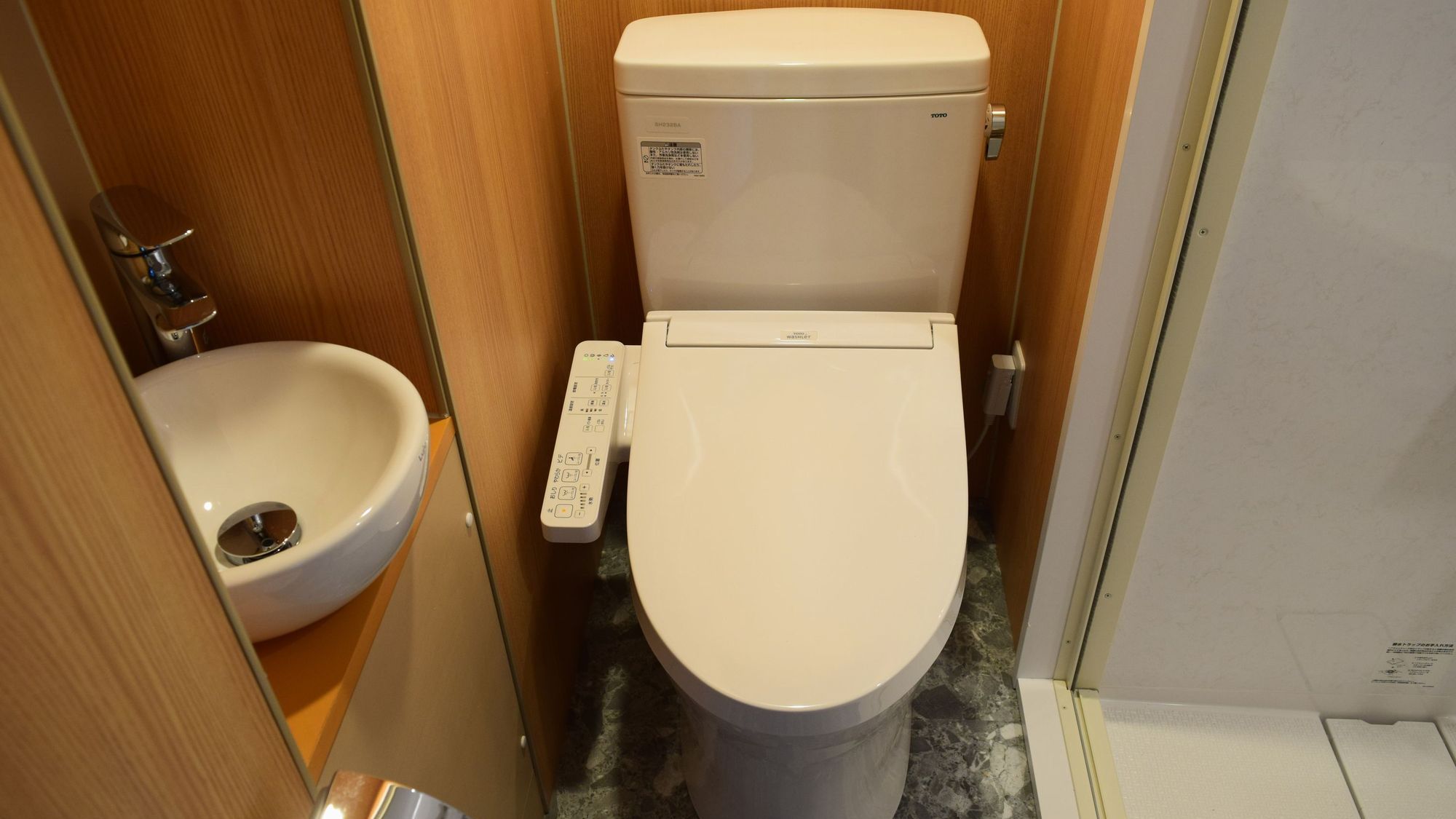 洗浄機能付トイレ（シャワー・トイレ付シングル）