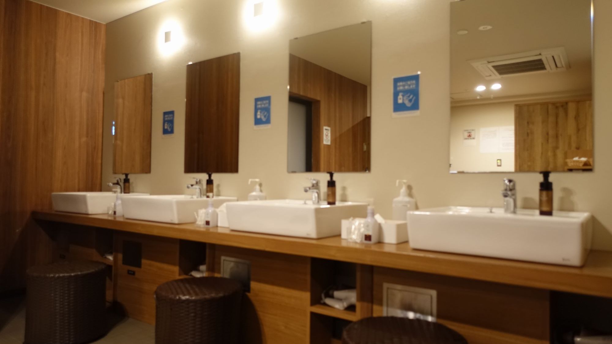 【男性専用】大浴場脱衣所｜充実の洗面スペースとドライヤー完備