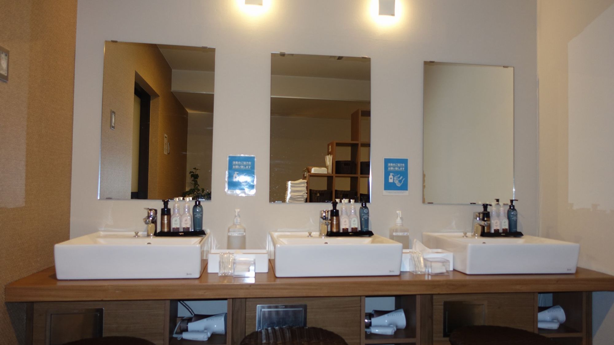 【女性専用】清潔感あふれるパウダールーム｜スキンケア用品も充実