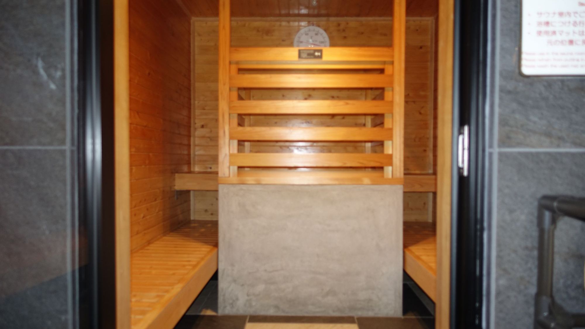 【女性大浴場】本格ドライサウナ完備。心地よい汗でリフレッシュ
