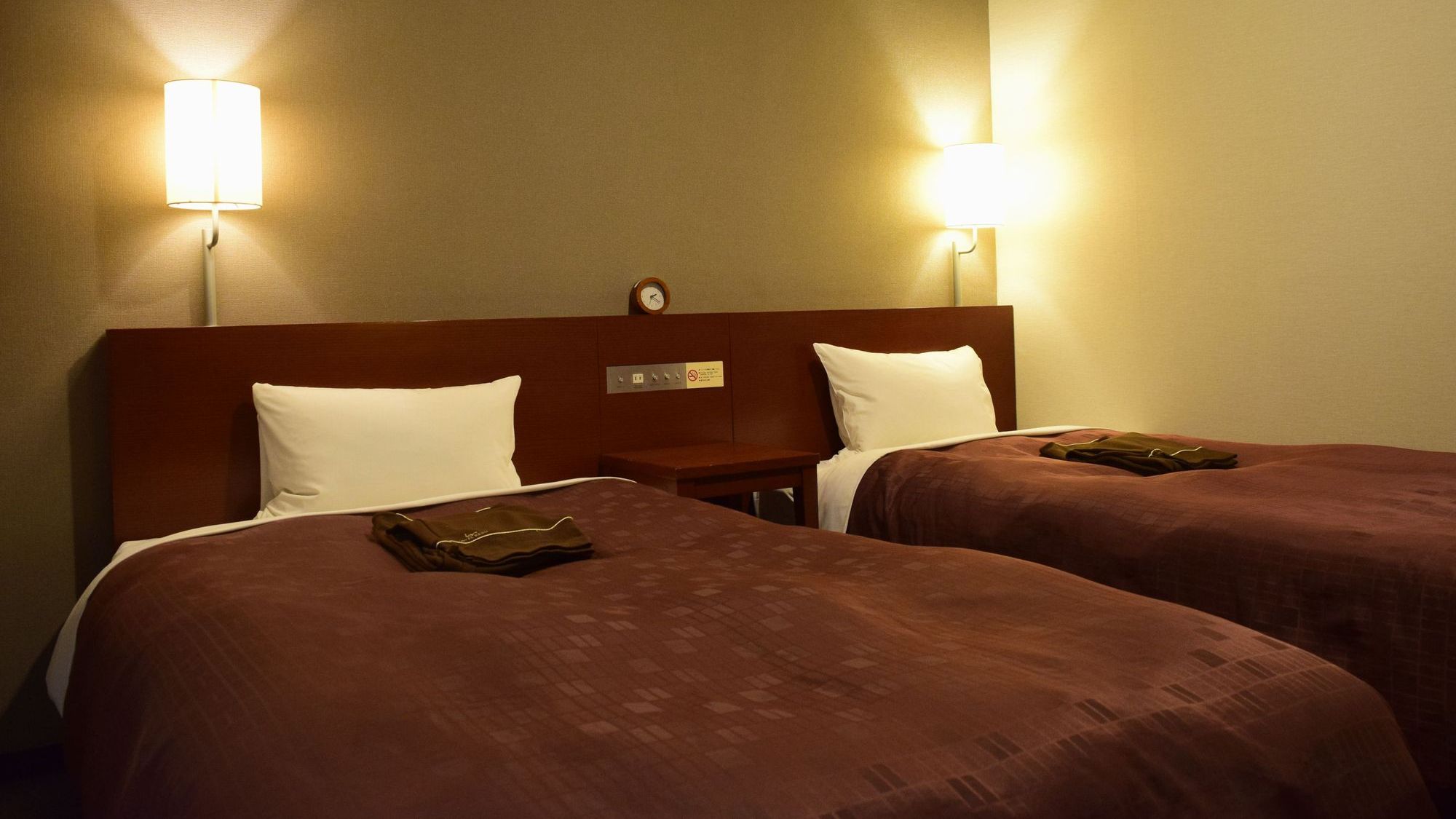 【スタンダードツイン】枕元にコンセント完備。シンプルで機能的な寛ぎ空間