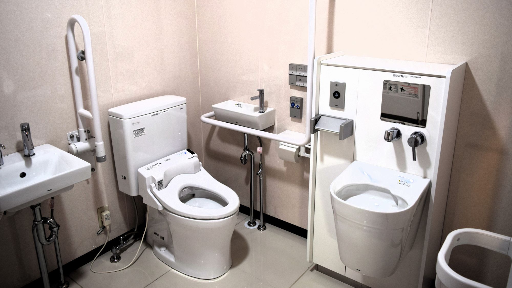どなたでも安心。ロビー階バリアフリートイレ（多機能トイレ）