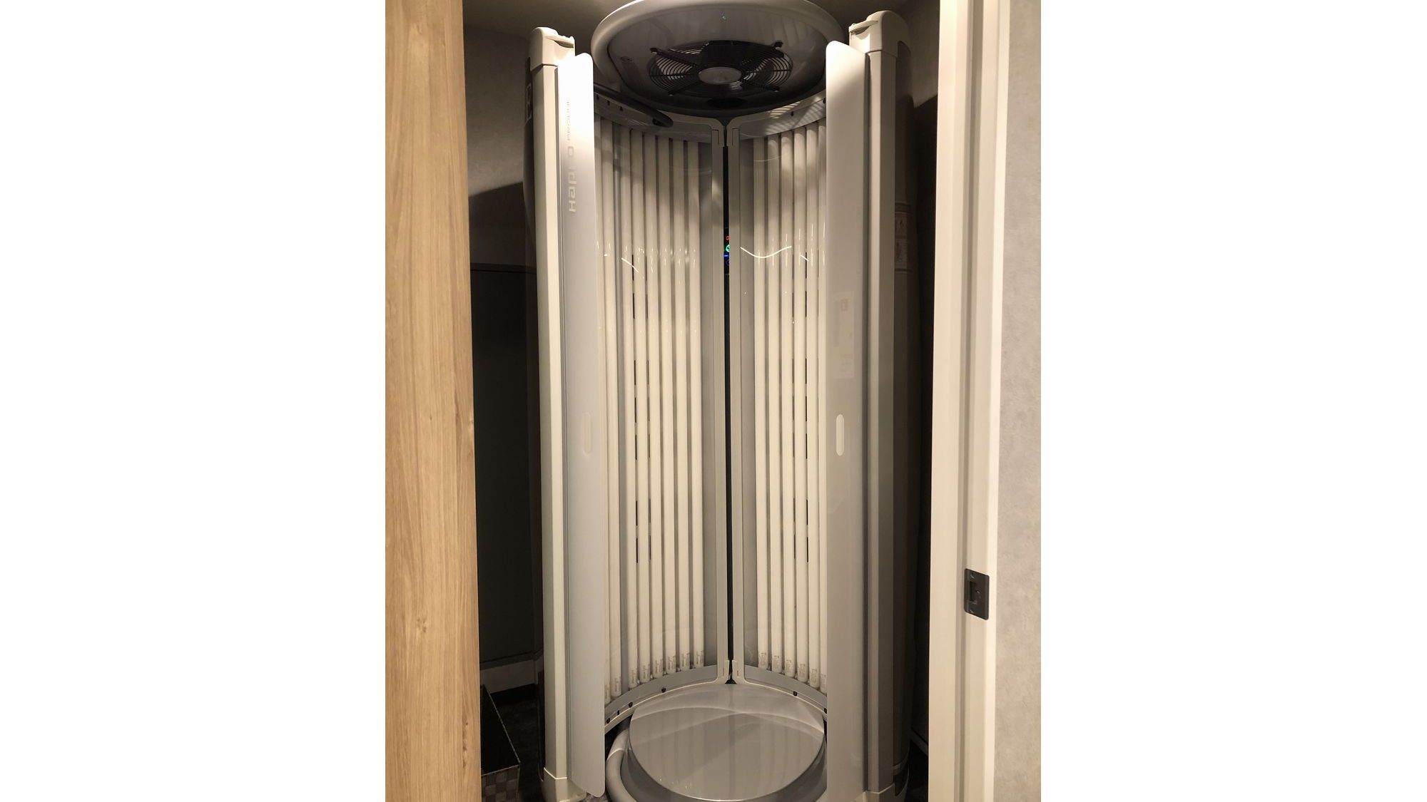 S-Body 滞在中にヘルシーな小麦肌を。本格縦型タンニングマシンでリフレッシュ！