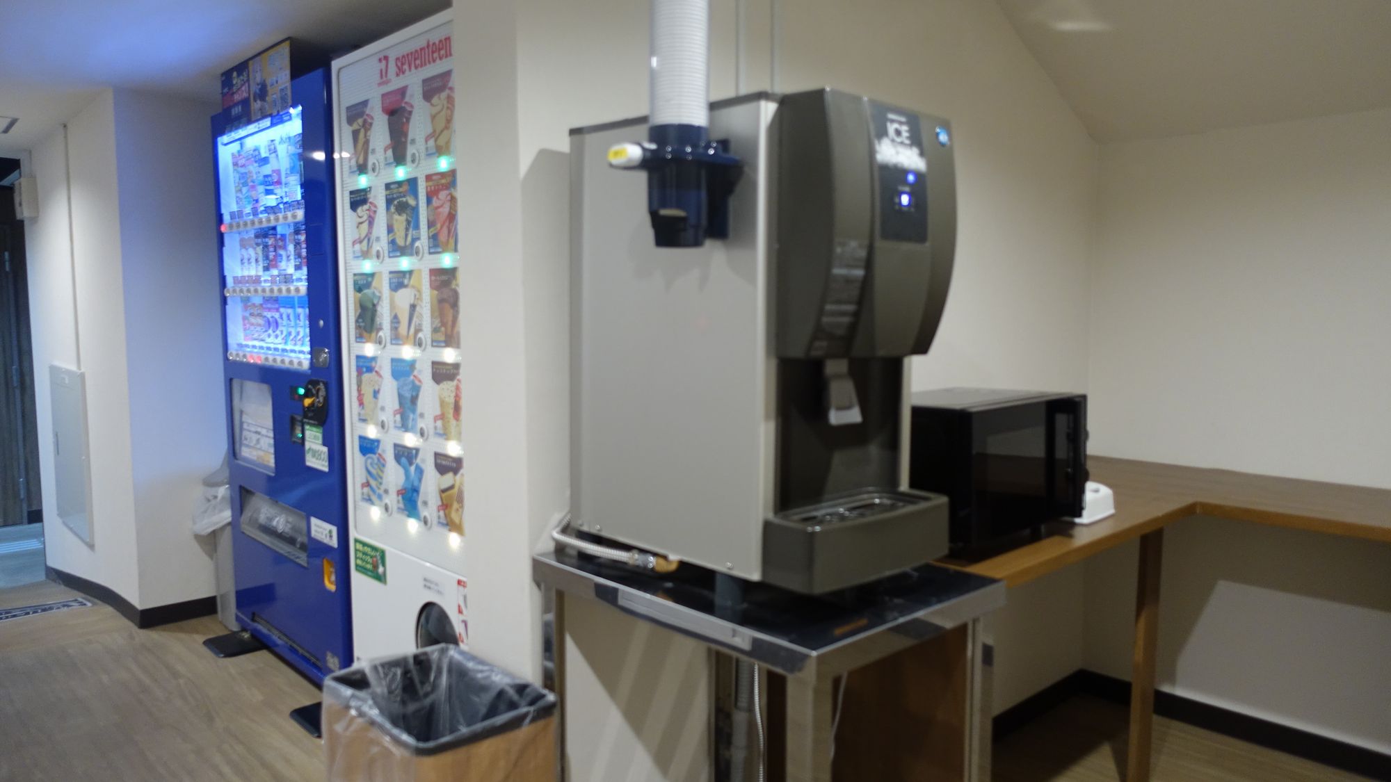 製氷機・電子レンジ完備。便利なセルフ設備コーナー