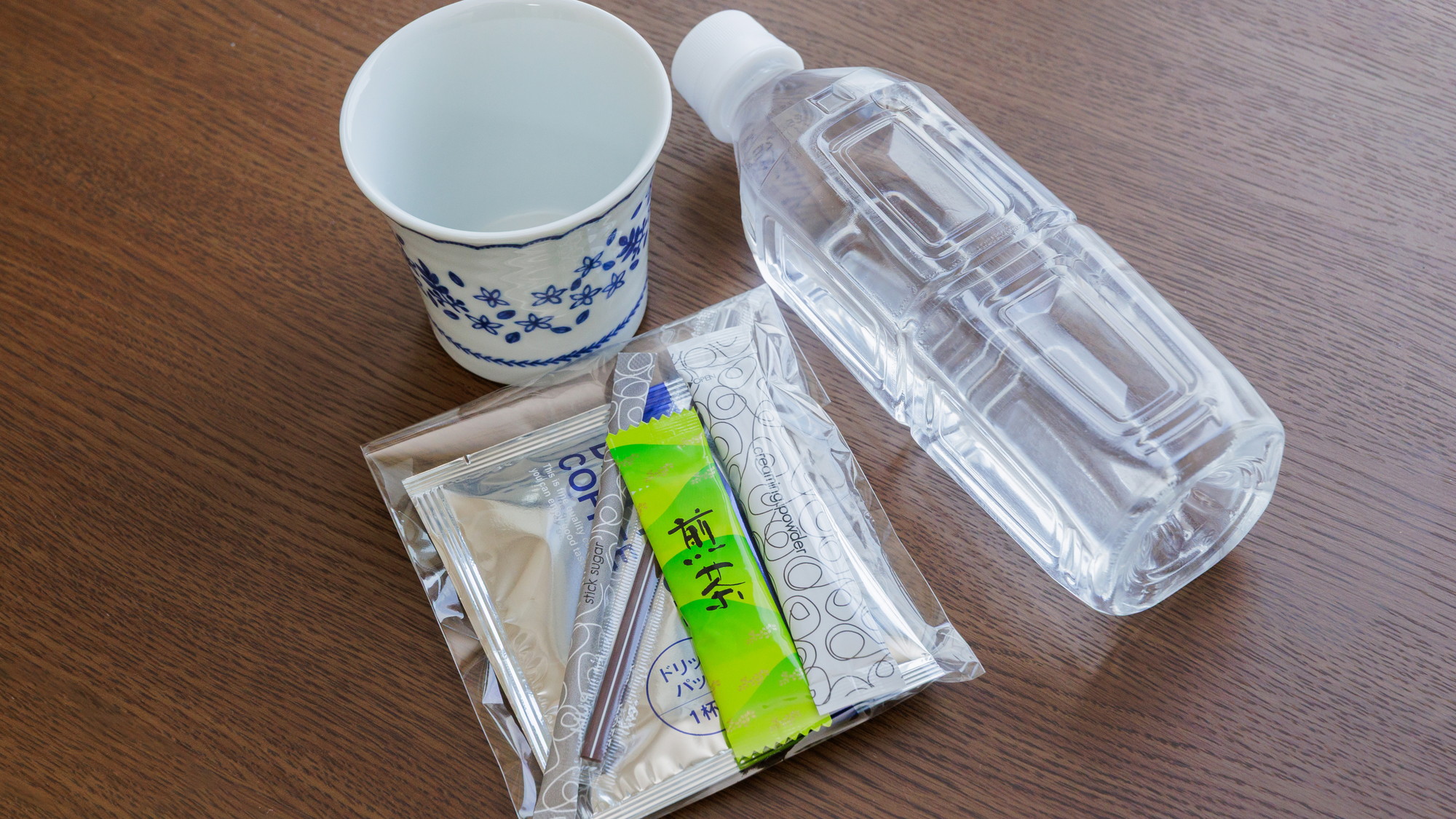 各客室にミネラルウォーター・ドリップコーヒー・緑茶スティックをサービス中！