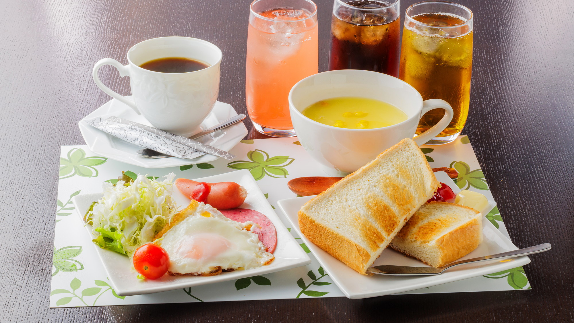 洋朝食例：トースト、スープ、ハムエッグ、サラダ、ウィンナー