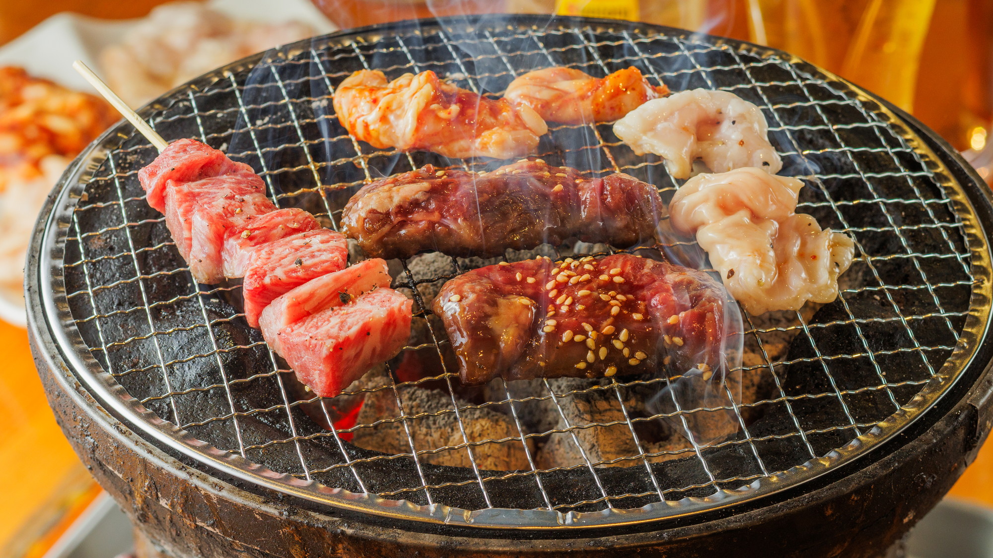 【1F テナント】熱々の焼肉・ホルモンを懐かしの雰囲気で召し上がれる七輪焼き「3年B組居残り組」