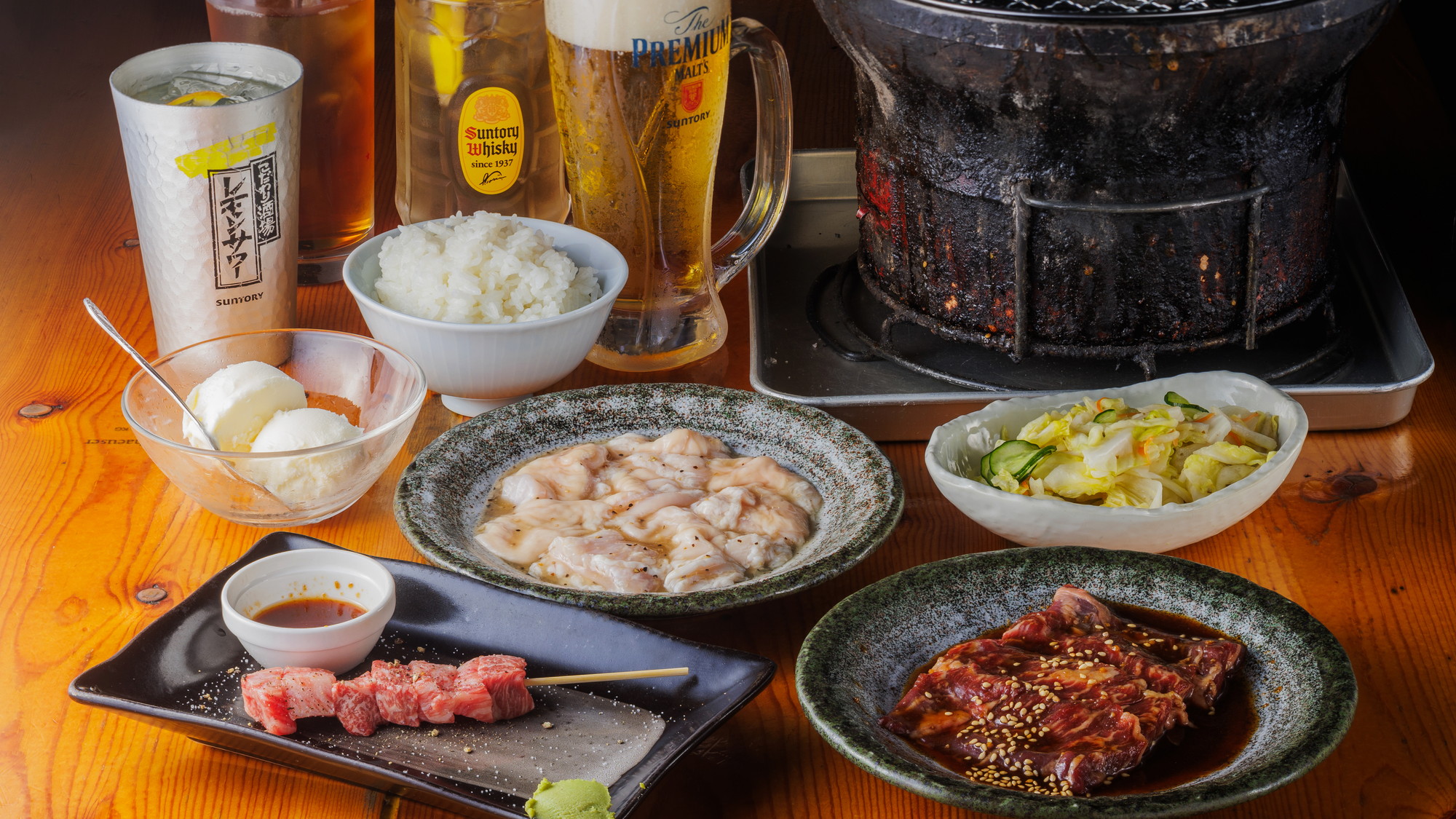 【1F テナント】熱々の焼肉・ホルモンを懐かしの雰囲気で召し上がれる七輪焼き「3年B組居残り組」