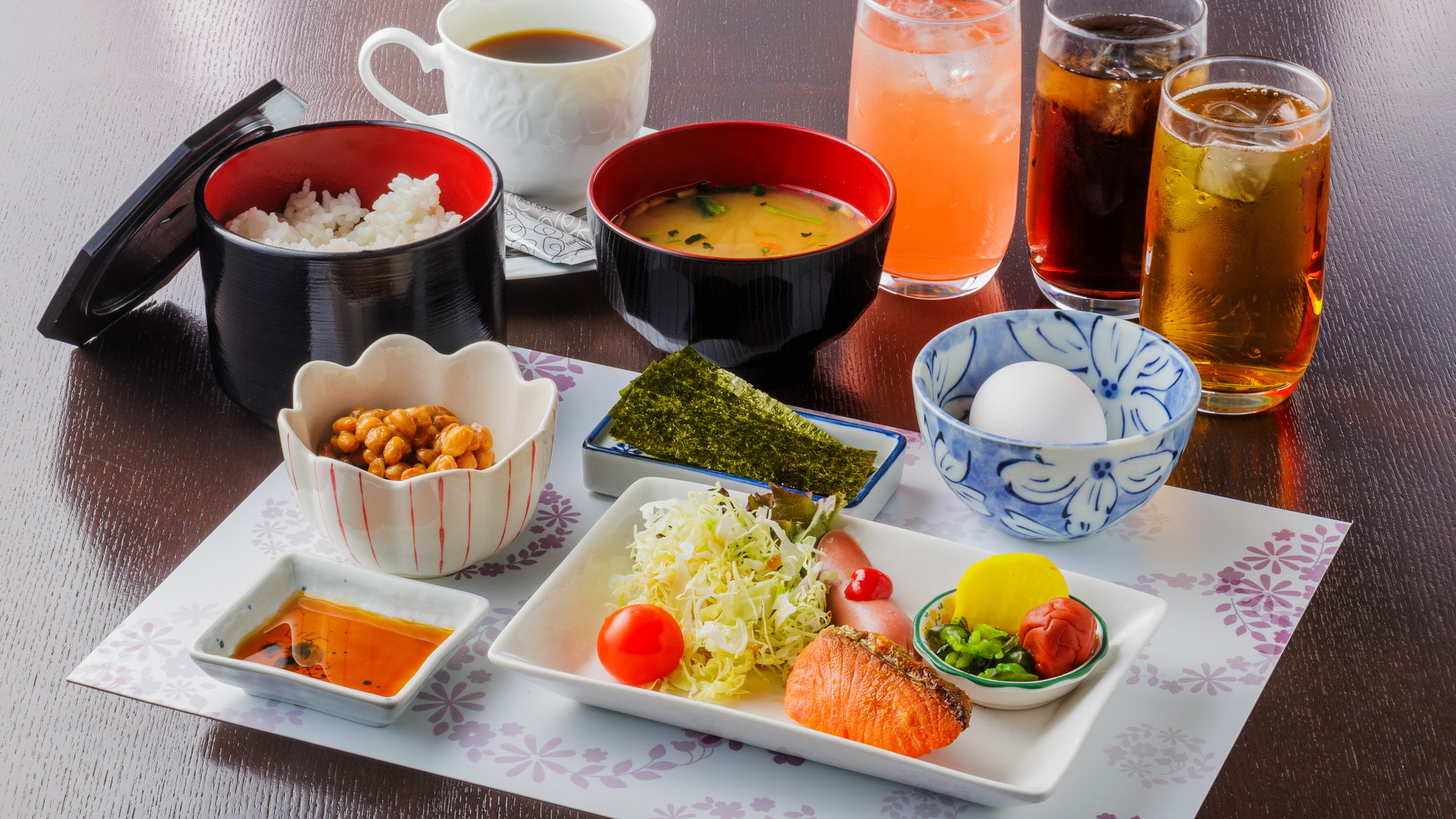 和朝食例：ご飯、味噌汁、焼き魚、卵、納豆、漬物、小鉢