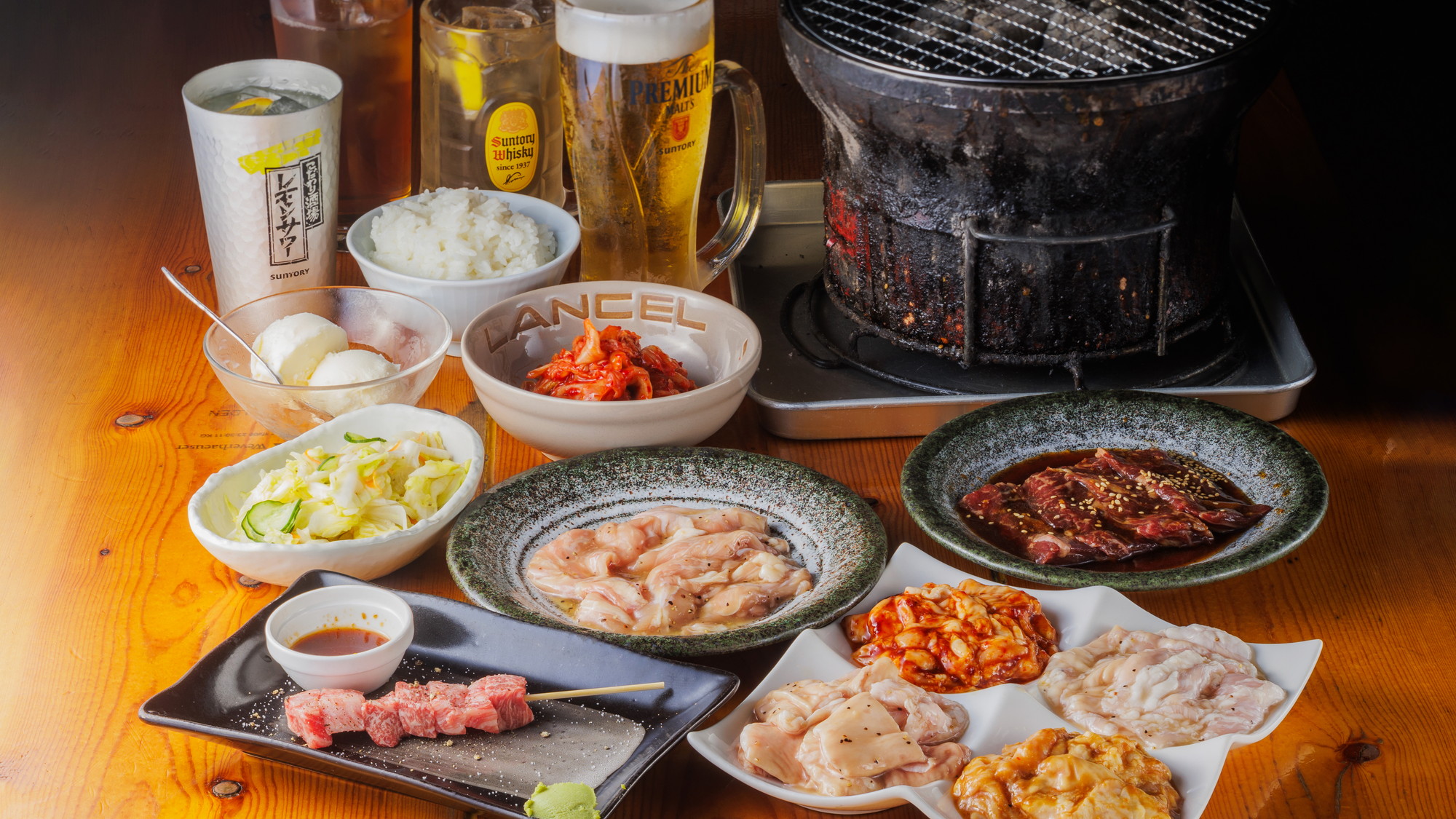 【1F テナント】熱々の焼肉・ホルモンを懐かしの雰囲気で召し上がれる七輪焼き「3年B組居残り組」