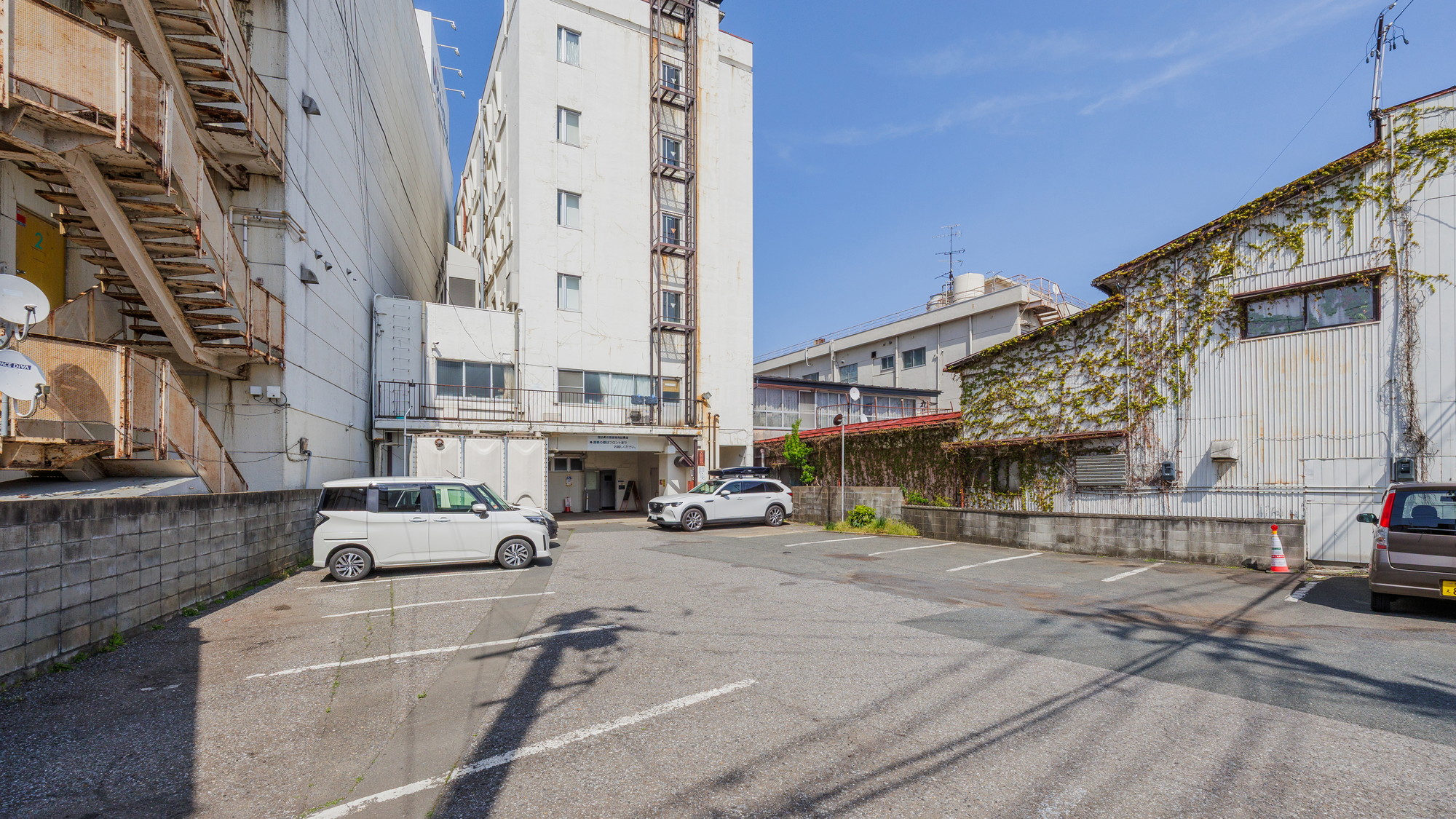 【駐車場】敷地内に平置き駐車場を完備しております(普通車300円/1泊)