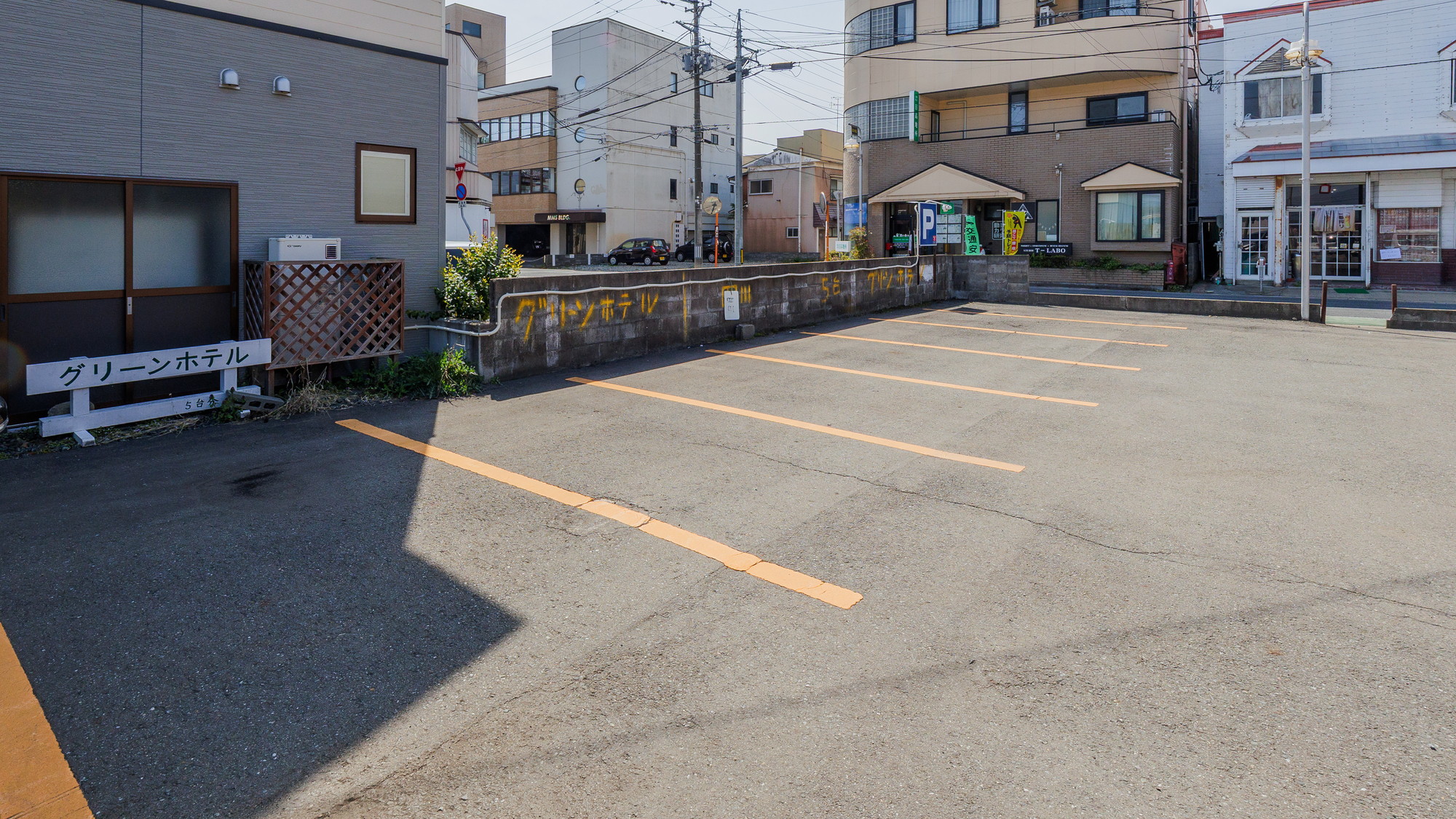 【駐車場】敷地内に平置き駐車場を完備しております(普通車300円/1泊)