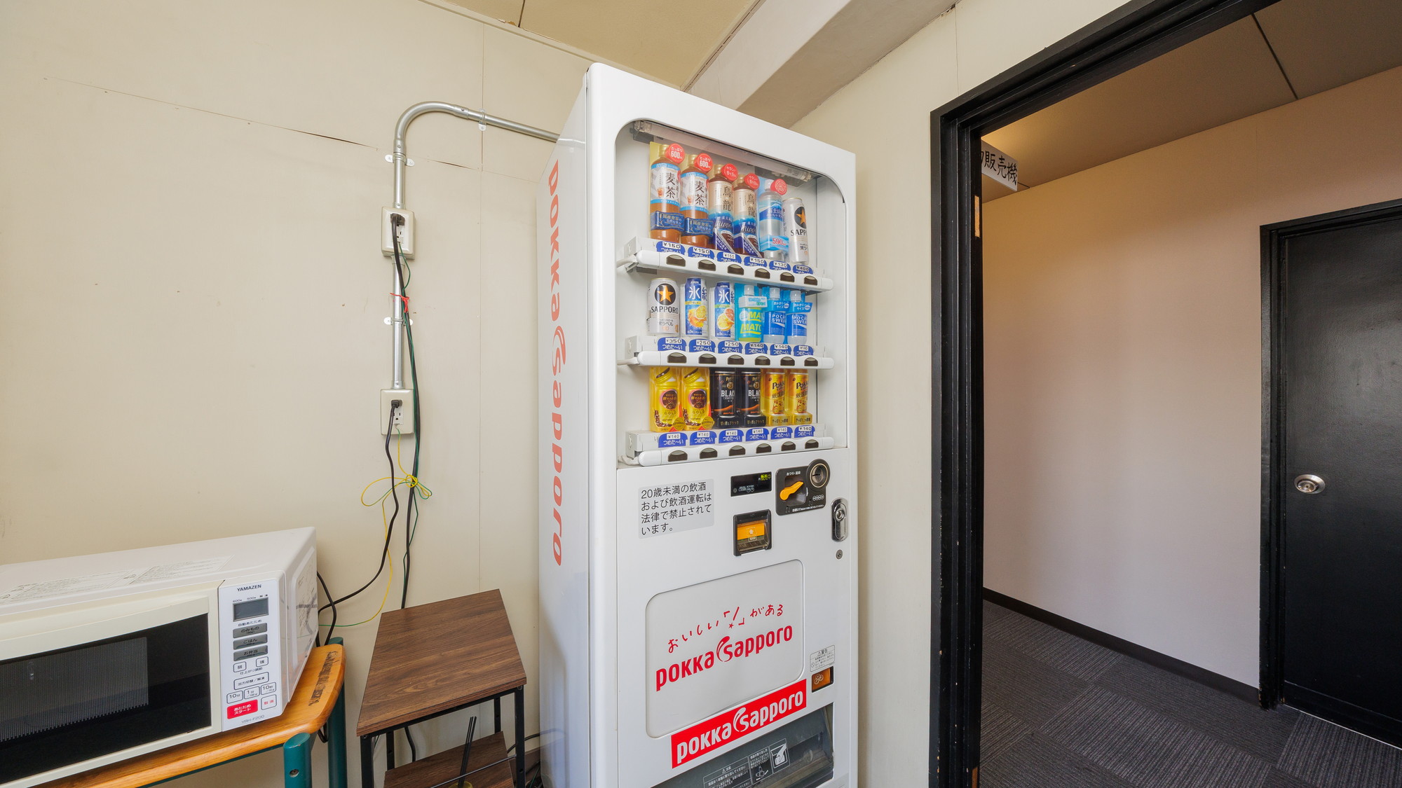 【自動販売機】ビール、発泡酒、缶コーヒー、ジュース類(お酒類は3階のみ)をご用意いたしております。