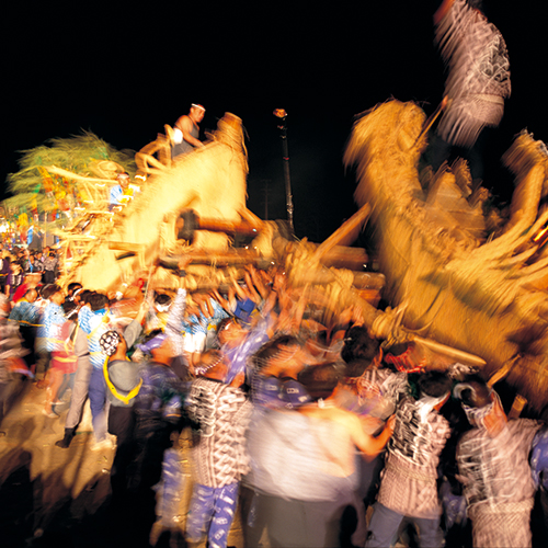 【夏】送り盆まつり 横手市8月15・16日開催。先祖を供養する夏の伝統行事。屋形舟のぶつけ合いが見物