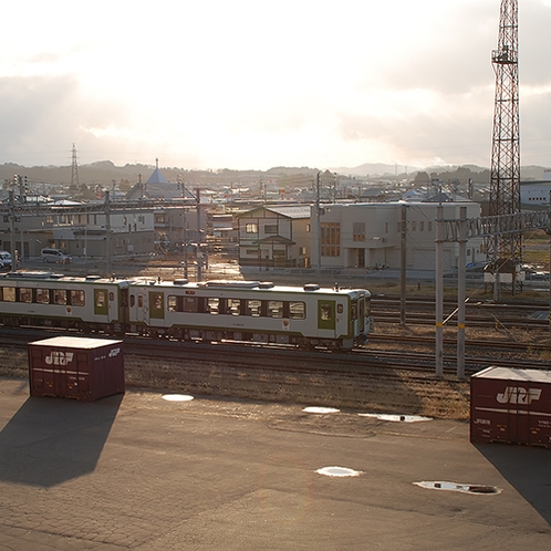 【トレインビュー】駅近の魅力　お部屋から走行する電車を見ることができます