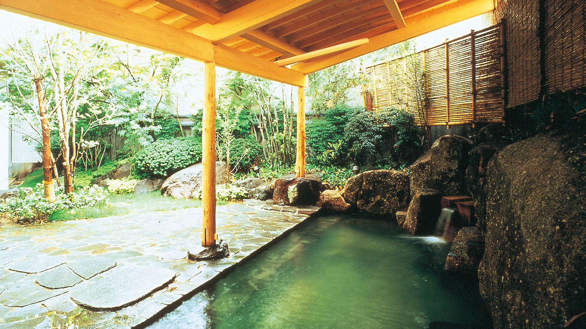 【別棟　露天風呂】緑に囲まれながら露天風呂をお楽しみ頂けます。