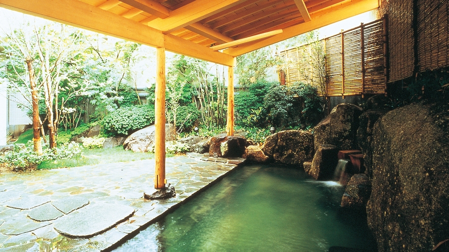【別棟　露天風呂】緑に囲まれながら露天風呂をお楽しみ頂けます。