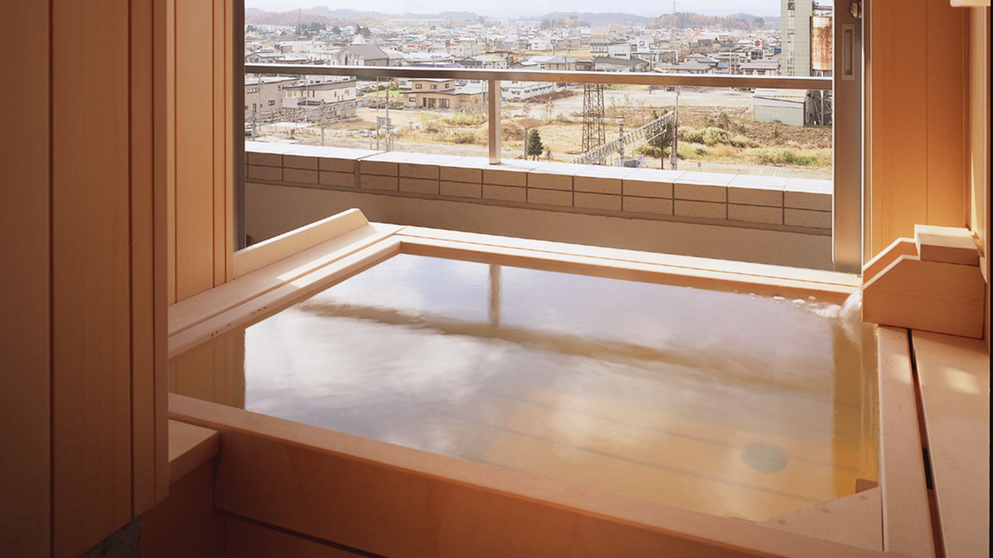 【露天風呂付き客室】源泉掛け流しの天然温泉　総檜造りの露天風呂を24時間お楽しみ頂けます。