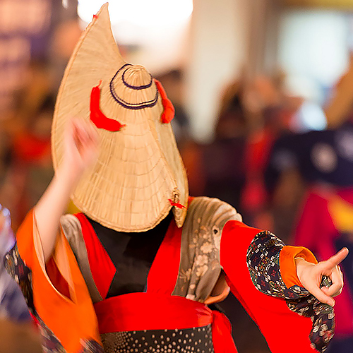 【夏】西馬音内盆踊り 羽後町8月16～18日開催。編笠や彦三頭布で顔を隠した踊り子は優美で夢幻の世界