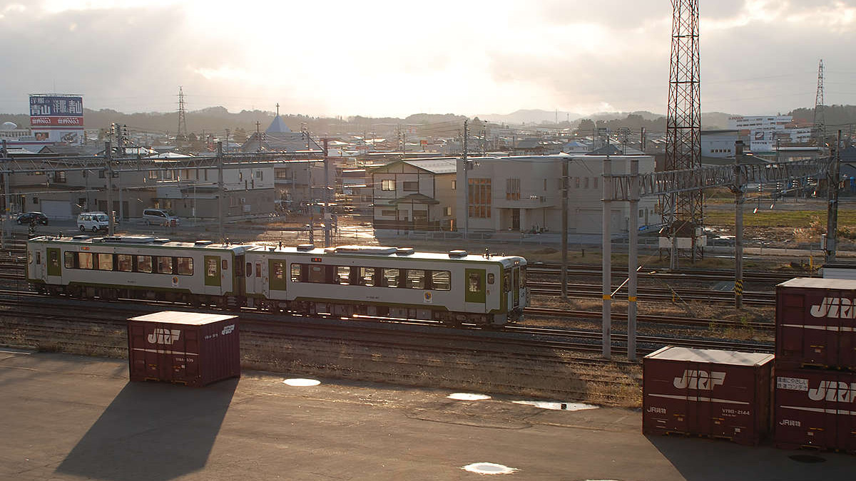 【景色　駅側】駅近の魅力　お部屋から走行する電車を見ることができます。