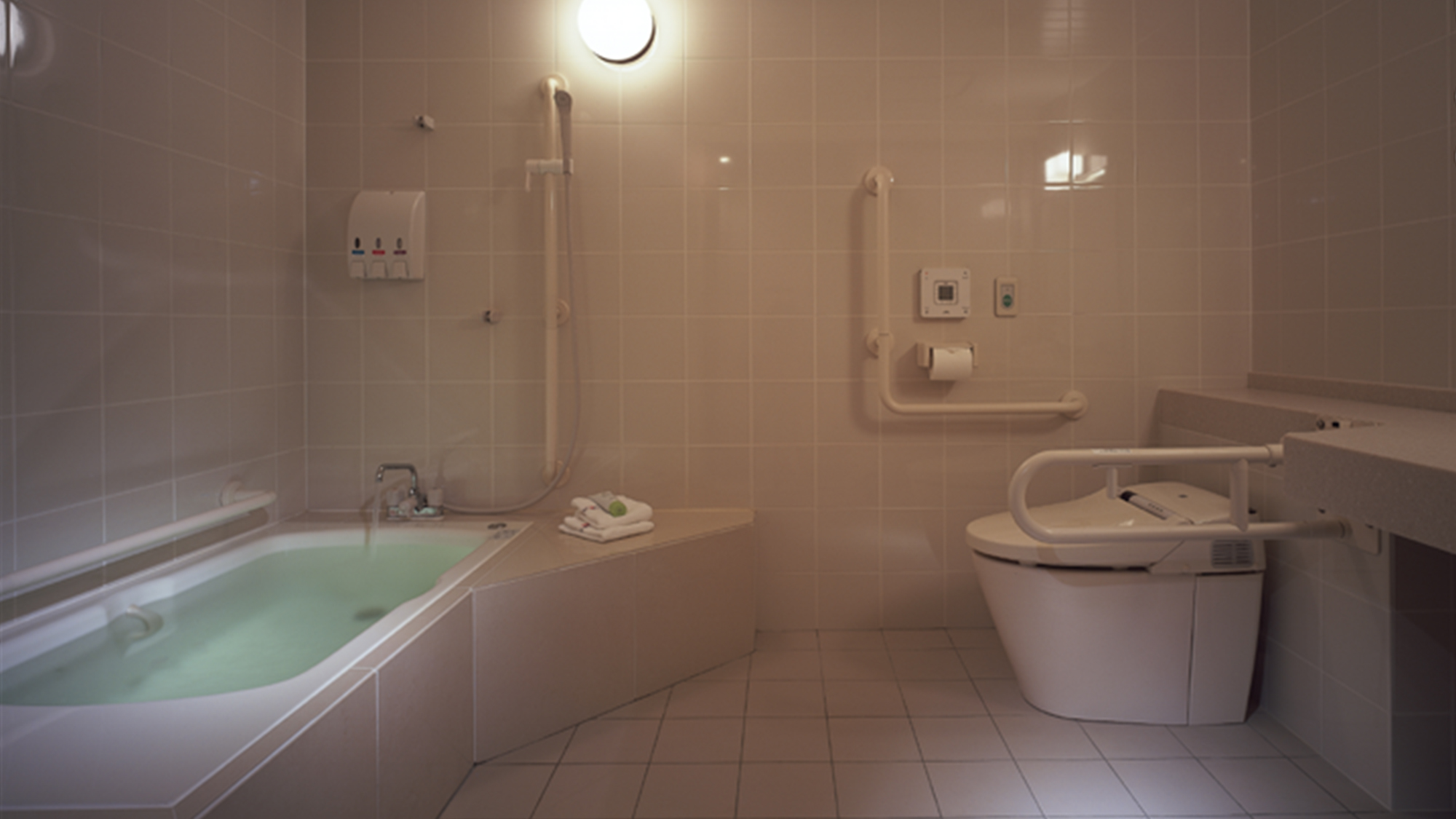 【ユニバーサルデザインルーム】バスルームも段差はなく広めの浴室内です。