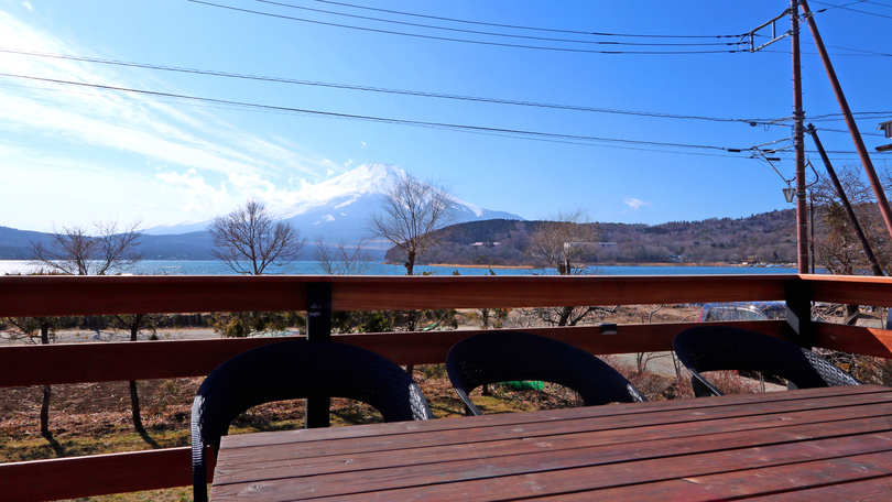 トレーラーハウスからは山中湖と富士山を眺められます