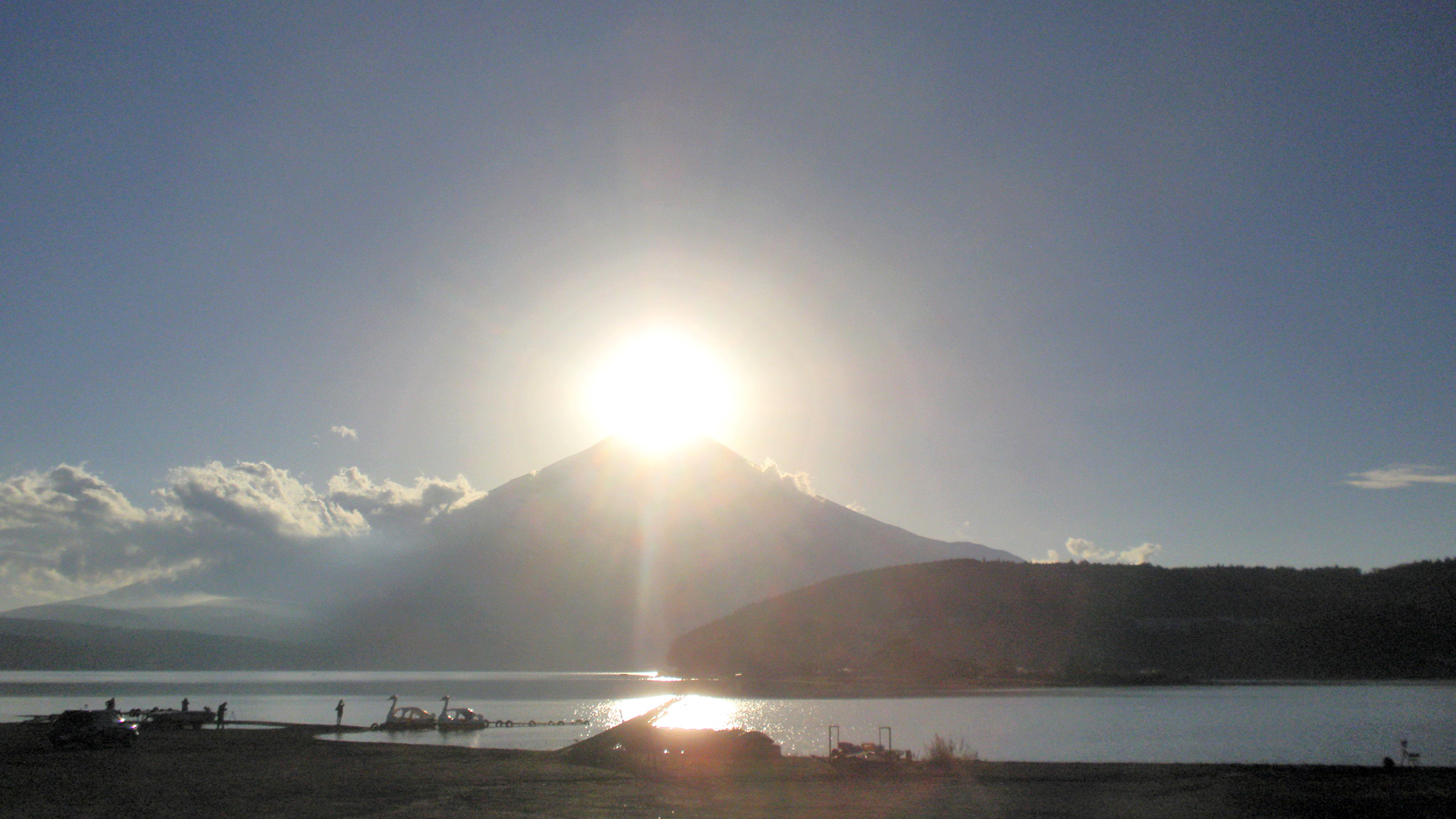 山中湖冬の名物詩、ダイヤモンド富士