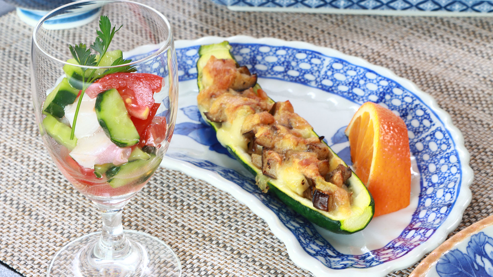 夕食　一例（夏季）ズッキーニのチーズ焼きと、夏野菜のサラダ