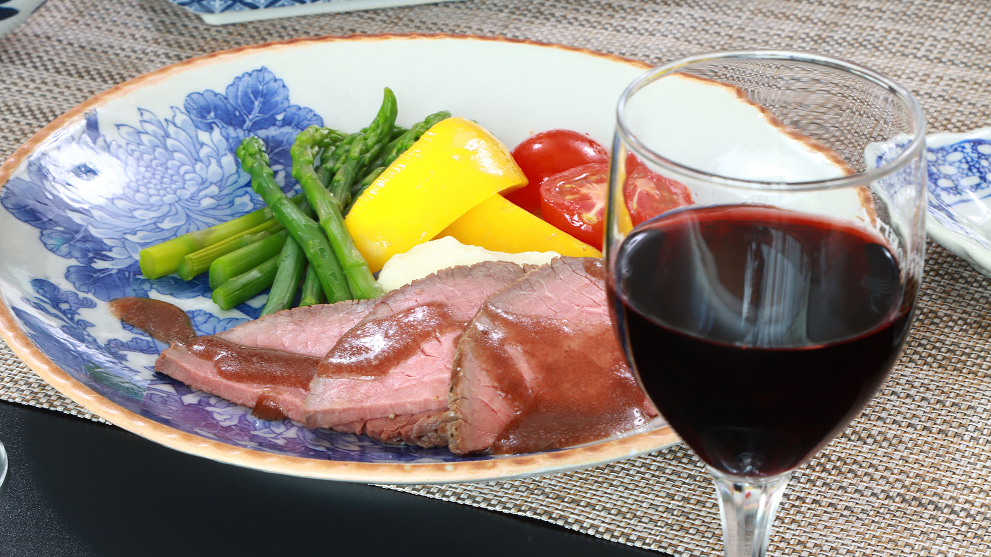 夕食　一例（夏季）ローストビーフと赤ワイン