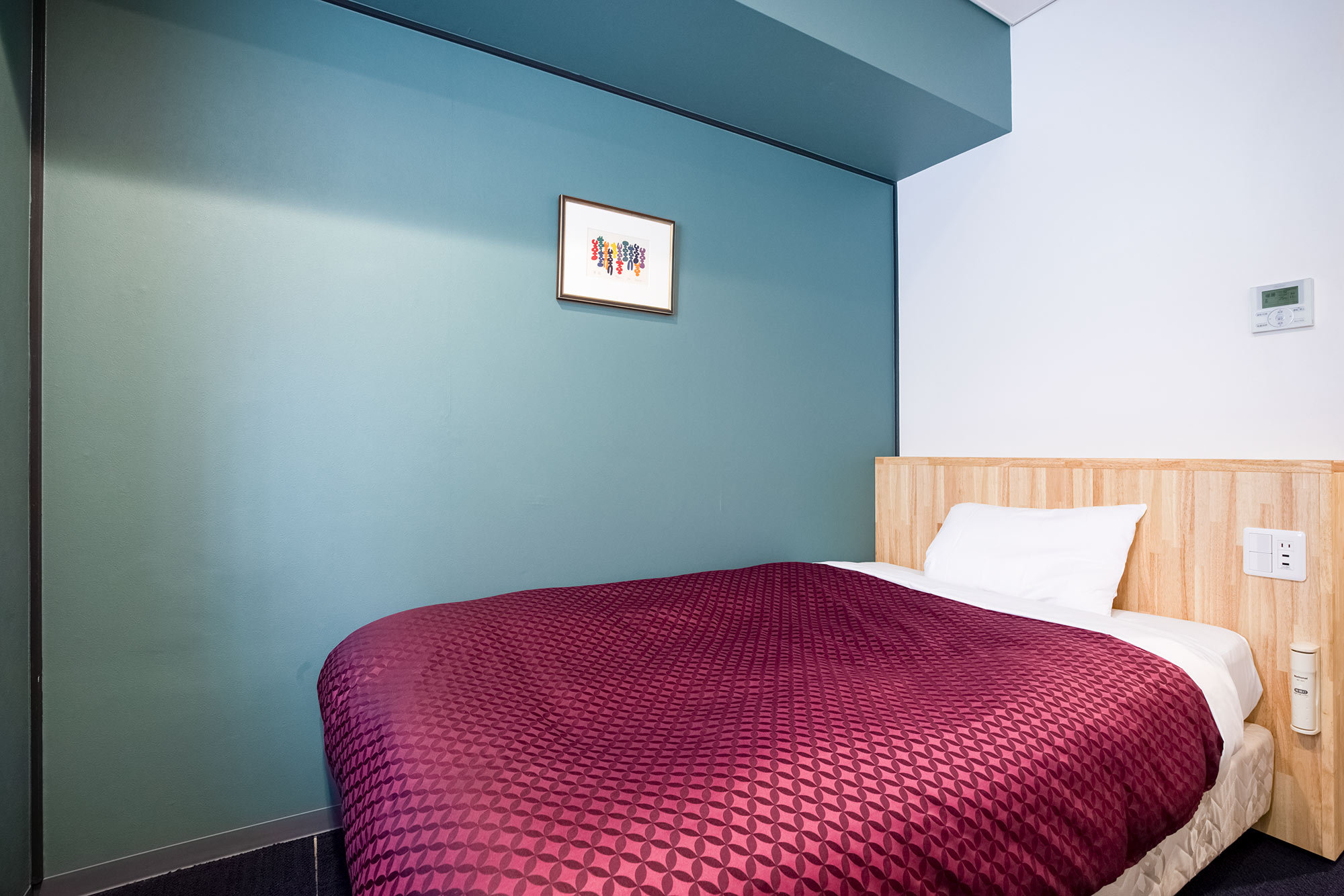 ダブルルーム：ダブルベッド一台設置（ベッド追加不可）