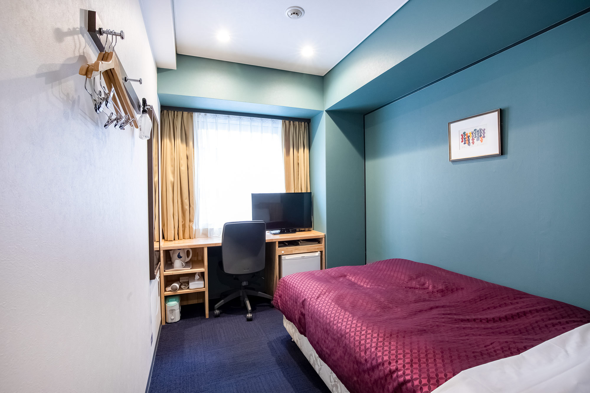 シングルルーム：セミダブルベッド一台設置（ベッド追加不可）