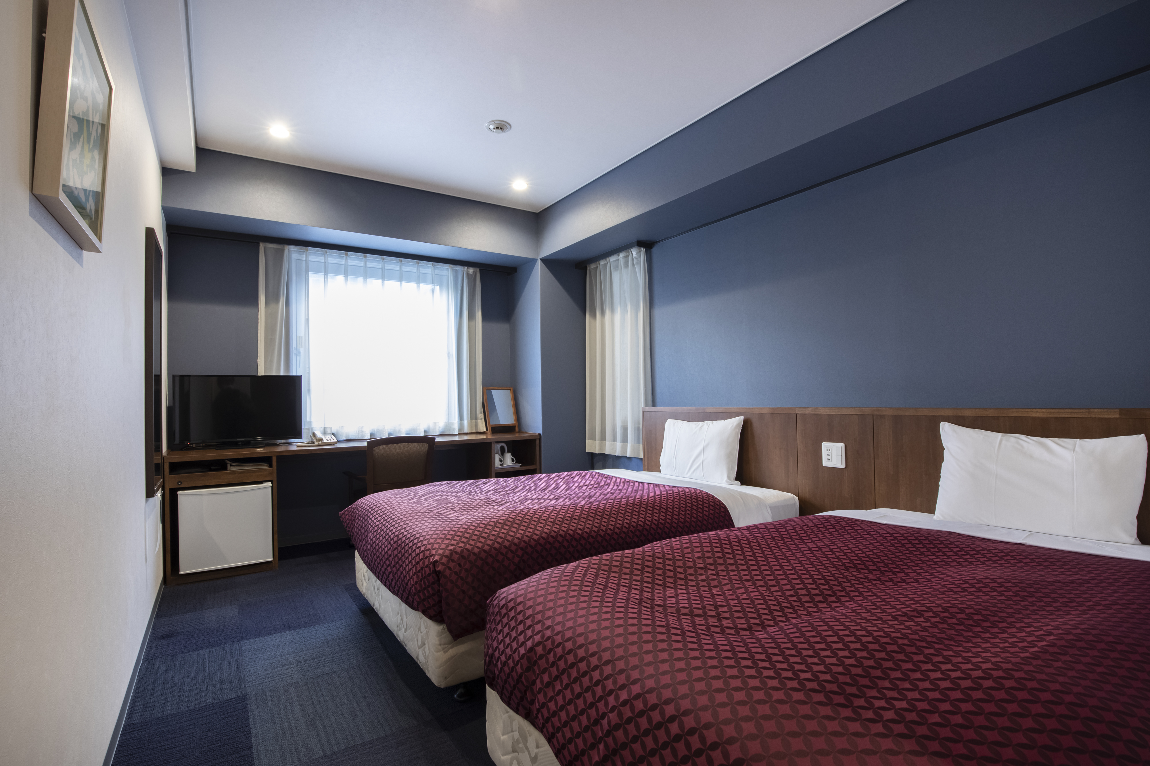 ツインルーム：セミダブルベッド2台設置（ベッド追加不可）