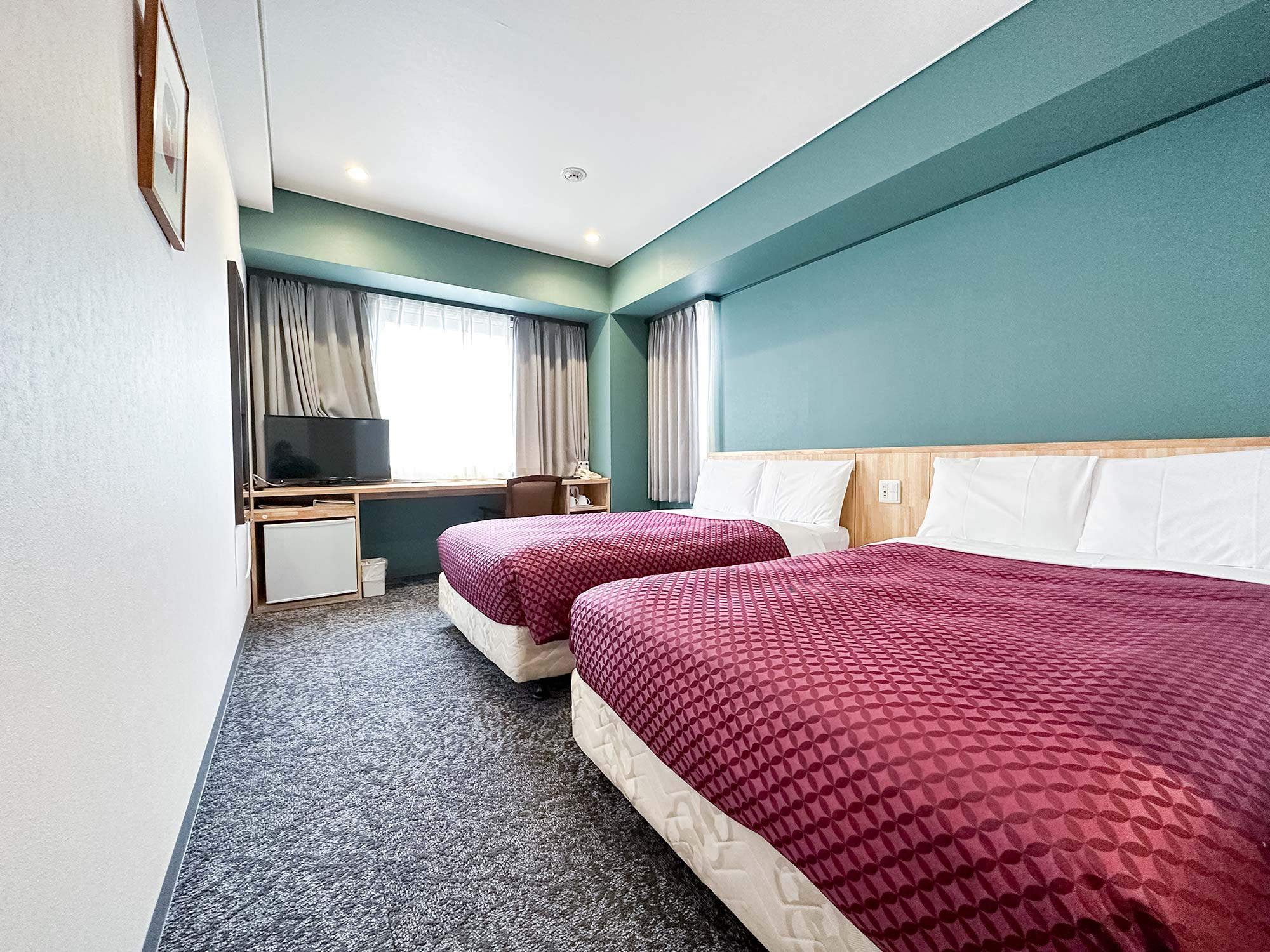 ツインルーム：セミダブルベッド二台設置（ベッド追加不可）