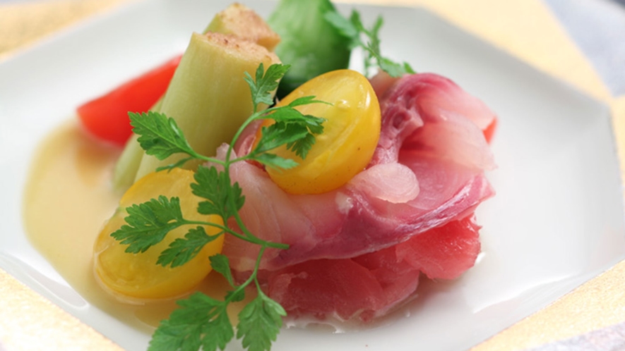 *お料理一例／新鮮な魚介のお料理をお楽しみください。