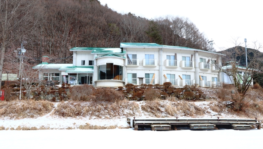【冬】当館の外観と立岩湖