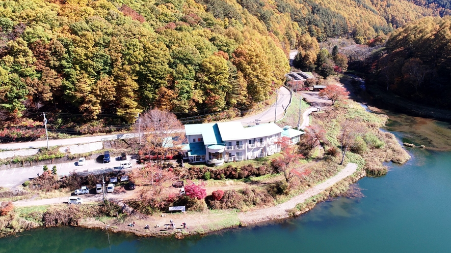 【外観】秋の立岩湖と当館