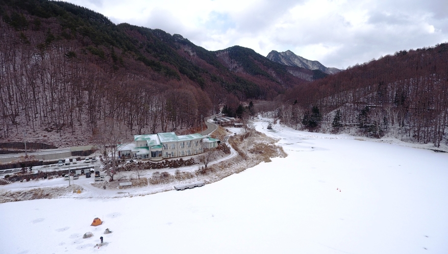 【冬】当館の外観と立岩湖