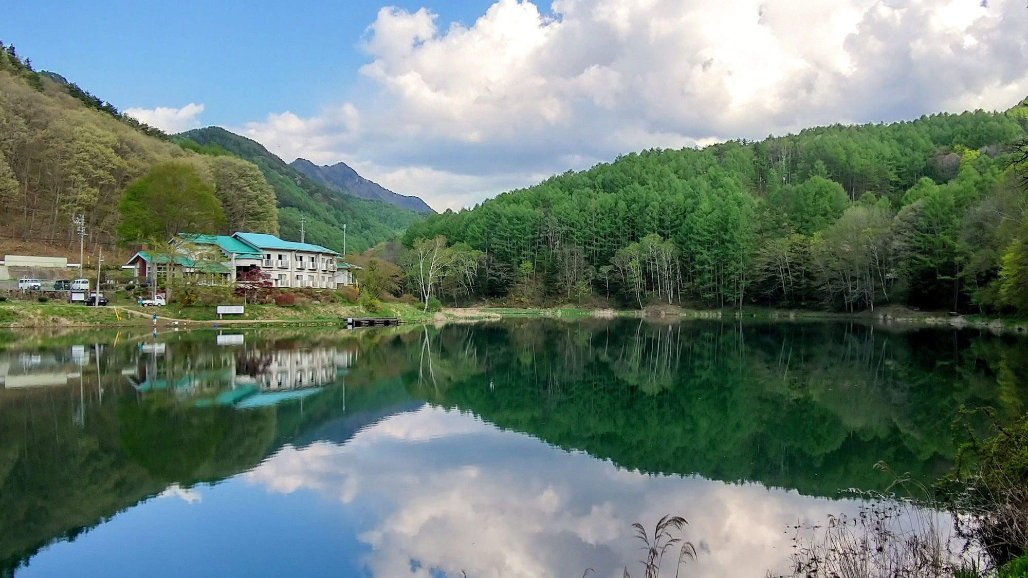 立岩湖と当館