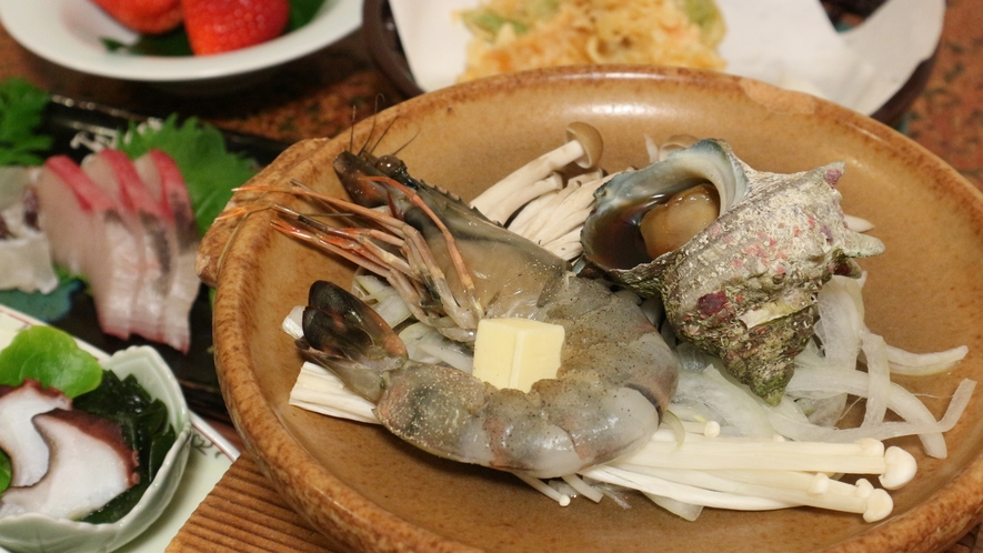 *【お料理】夕食一例。海の幸が豊富で新鮮！