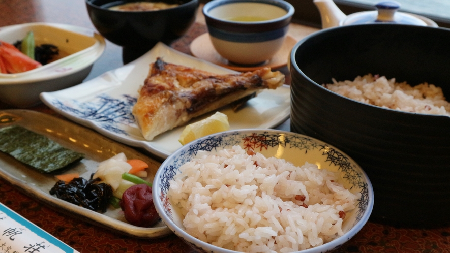 *【お料理】朝は古代米、お魚、小鉢など健康的なメニュー★