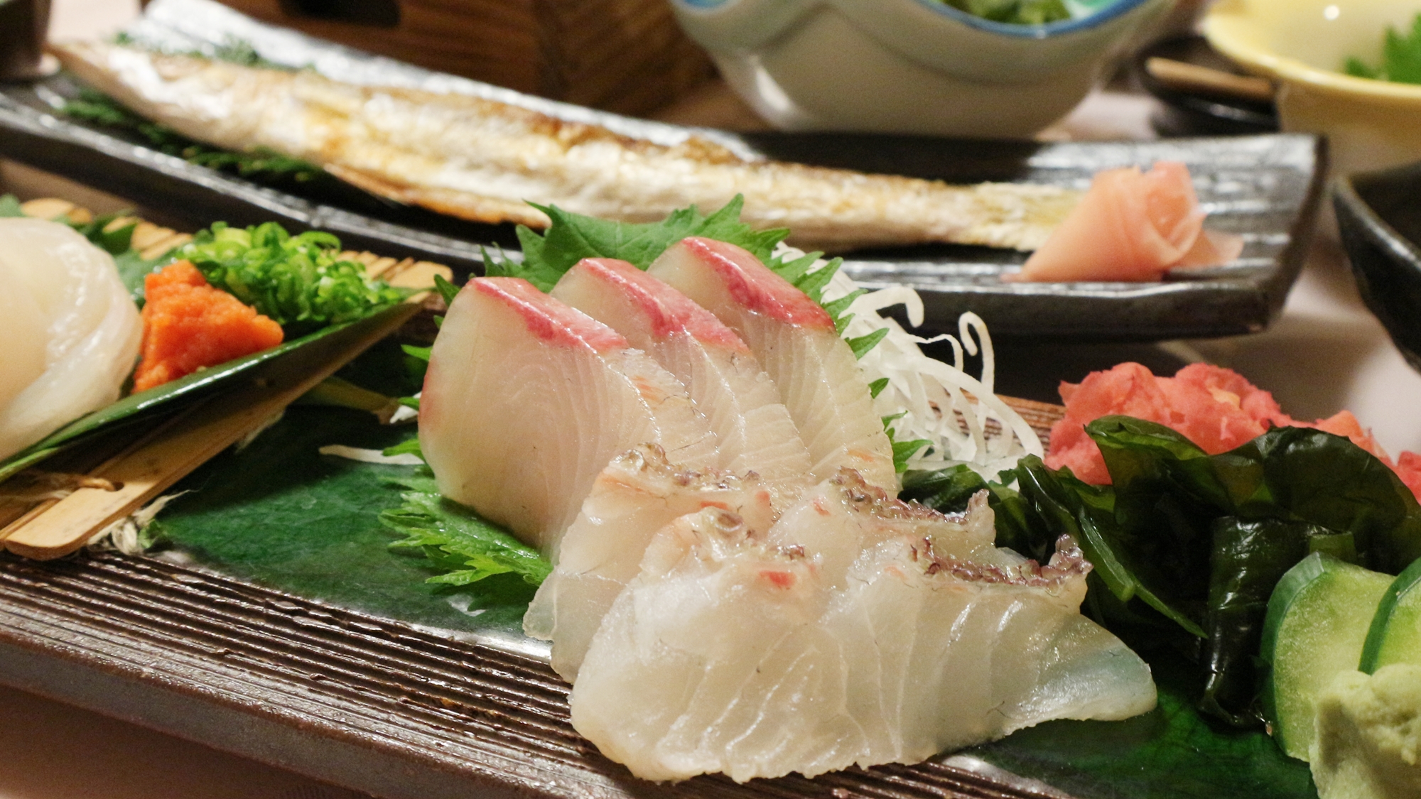 *【お料理】夕食には新鮮な季節のお刺身が出ます。