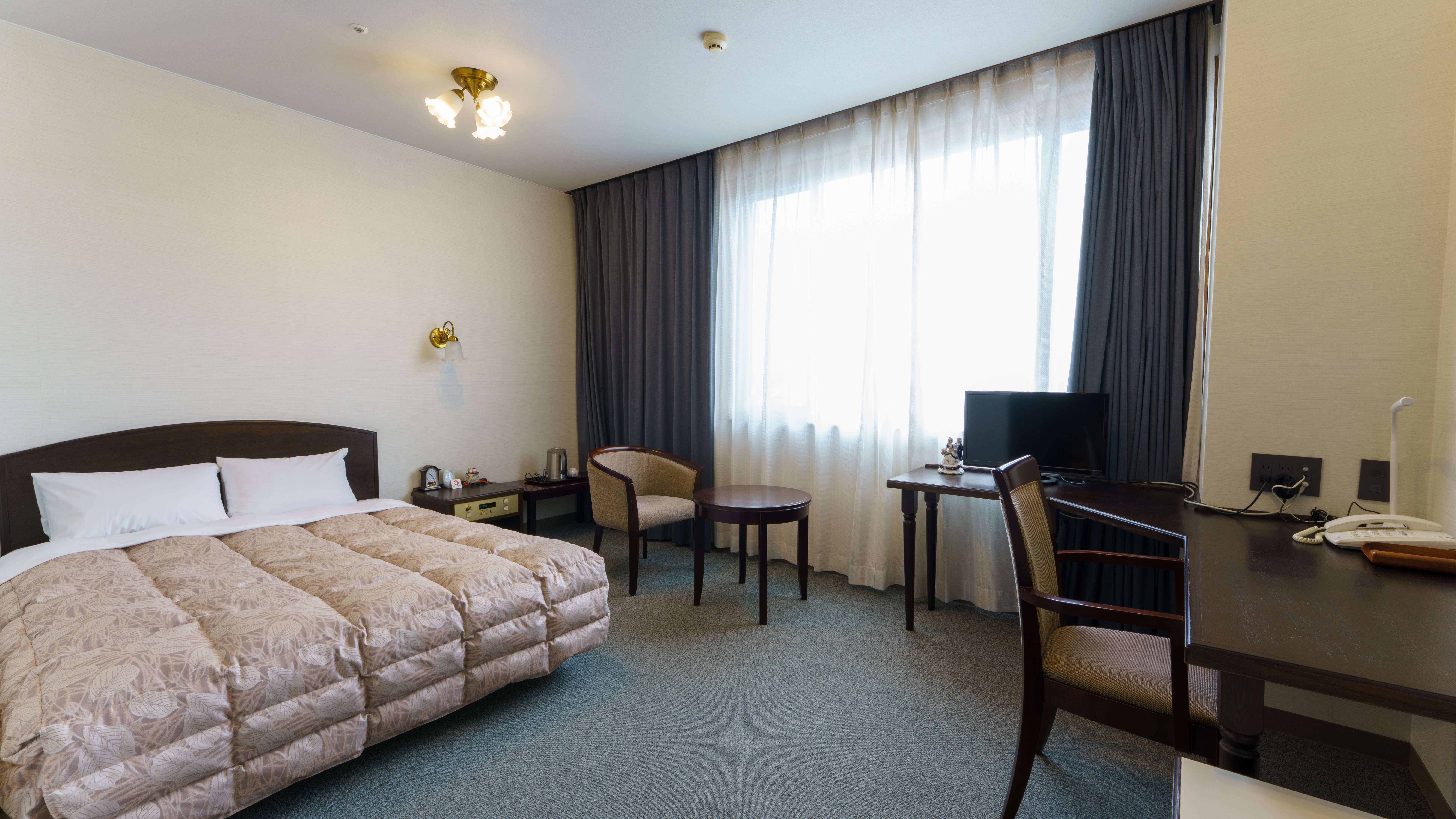 【デラックスルーム】幅１４０ｃｍのダブルベッド