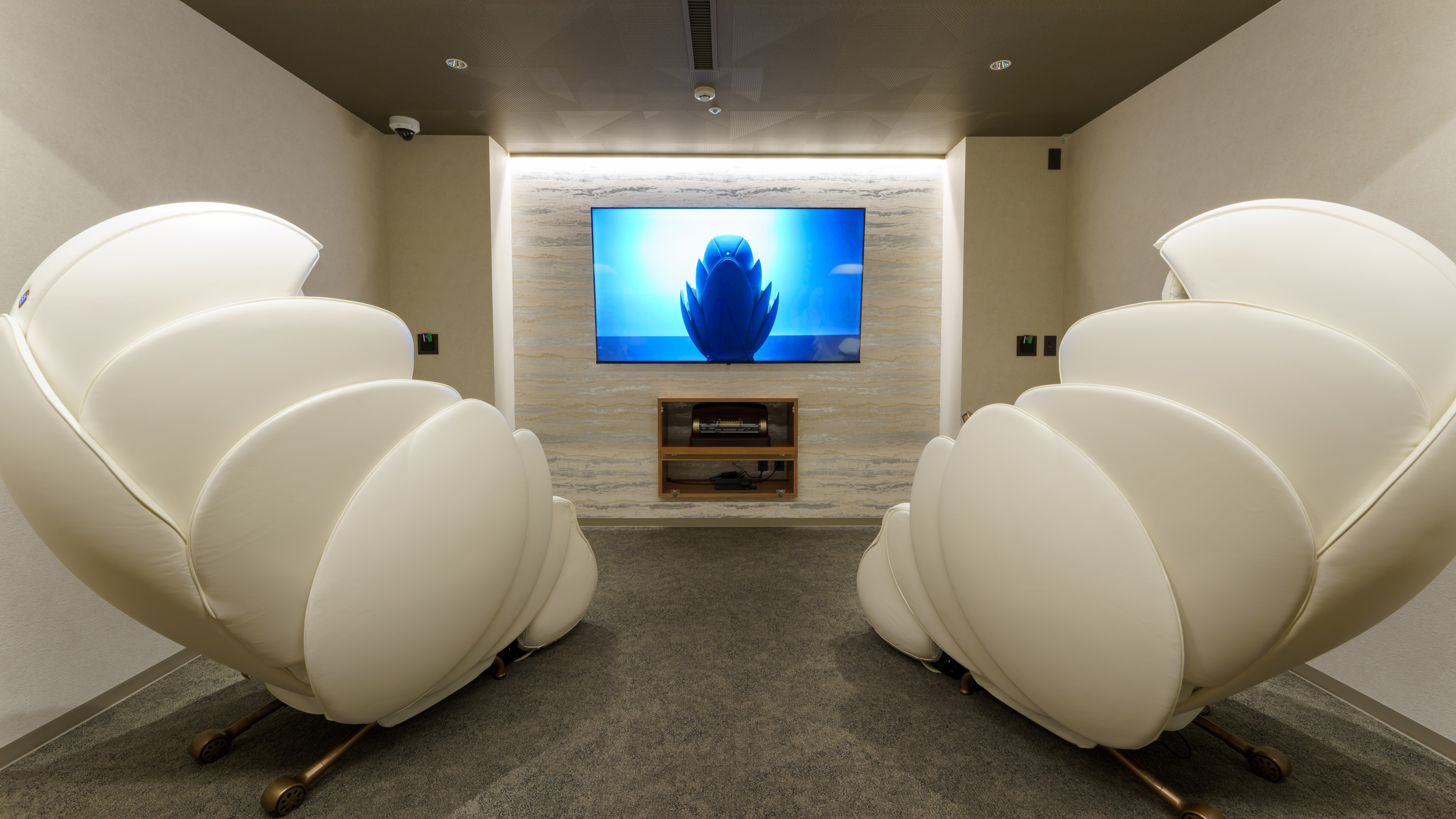 メロデイールーム専用貸切リラックスルーム。アイコクーン2台設置