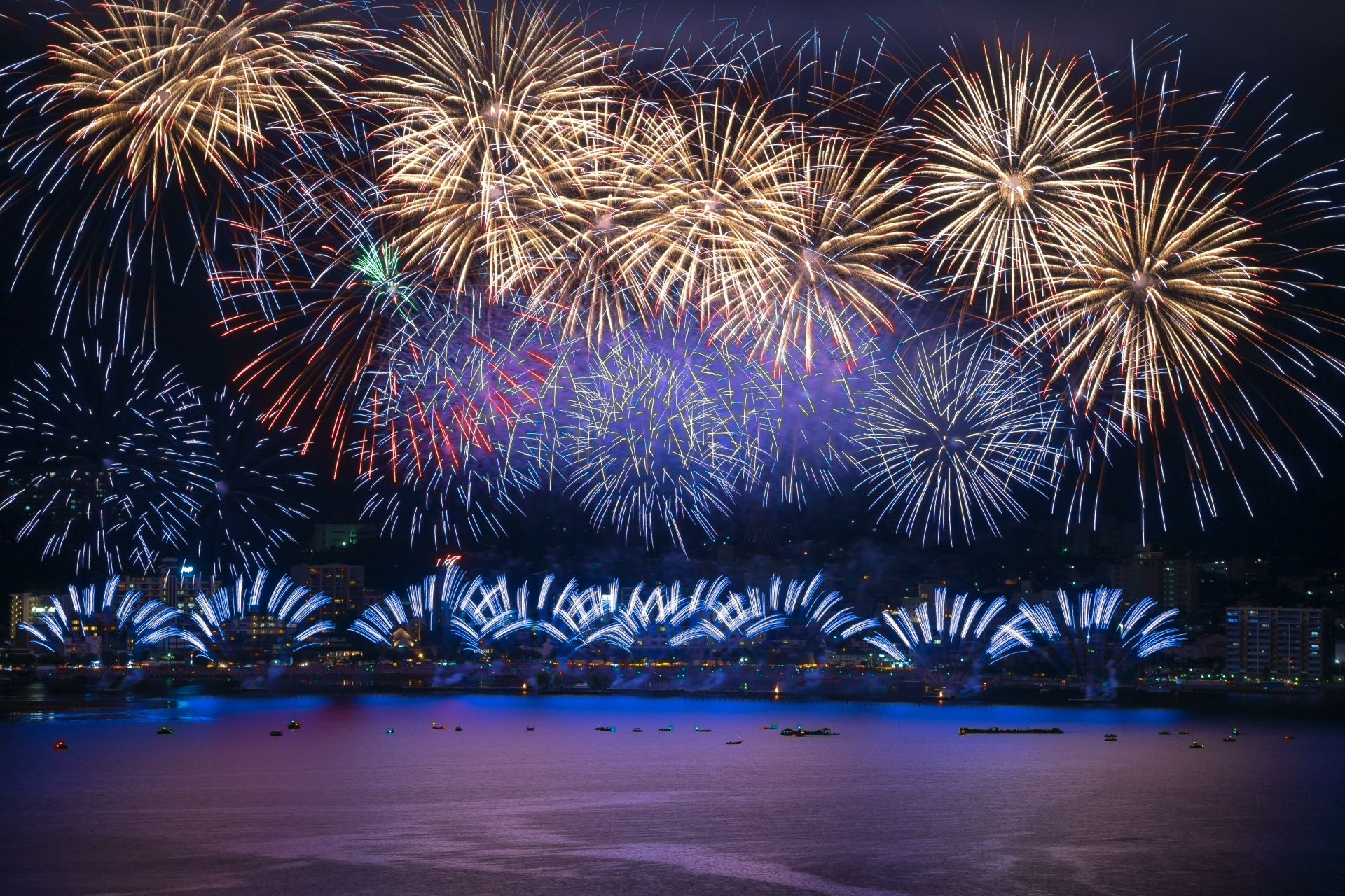 諏訪湖の花火は夏の風物詩