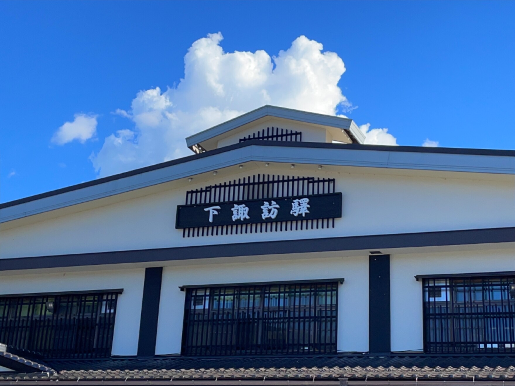 JR下諏訪駅を出てまっすぐ進むと、すぐ左手に当館がございます。駅から徒歩約1分と、アクセスも抜群です。お車でお越しの際は、無料駐車場をご利用いただけます。