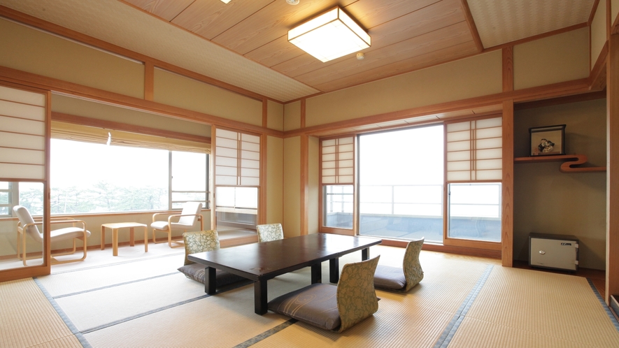 『残照・潮騒』の間/角部屋で日本海を眺望でき、景色が良い専用展望風呂付12.5帖和室